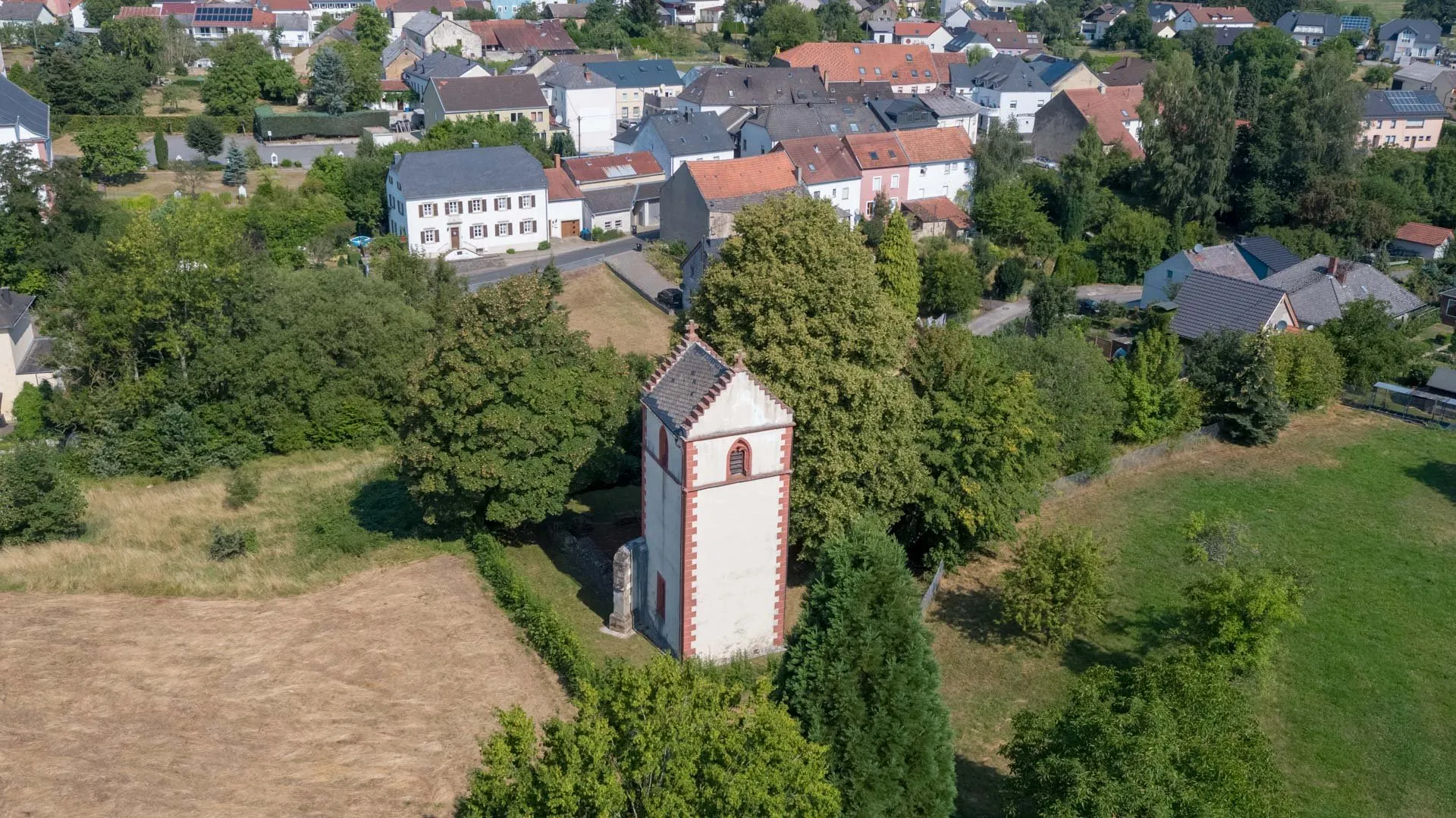 Photo showing: Bis 1876 stand auf der kleinen Anhöhe am Ostrand von Ferschweiler die kleine spätgotische Kirche St. Luzia mit dem charakteristischen Turm