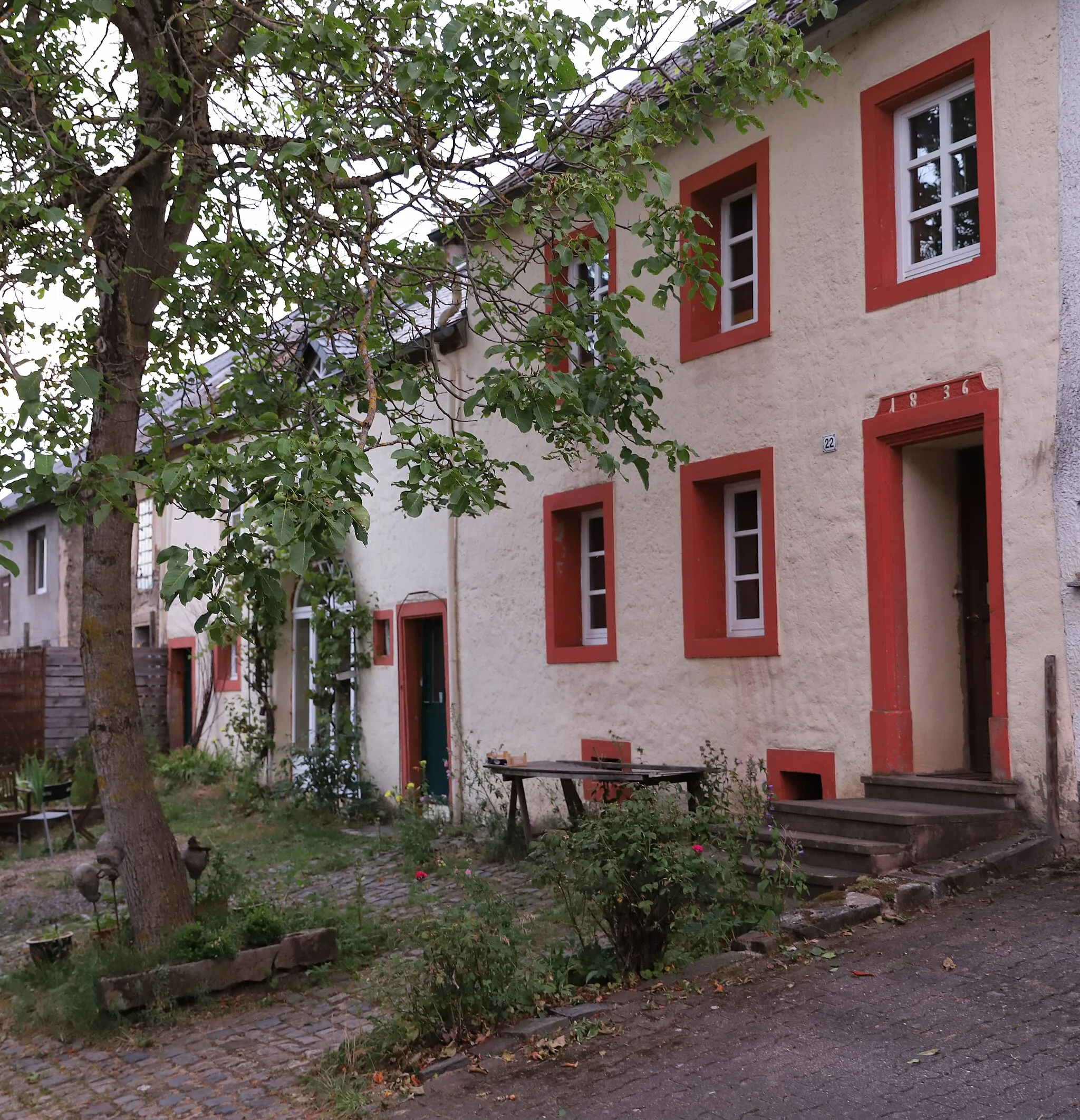 Photo showing: Unter Denkmalschutz stehende Hofanlage in Hockweiler, bezeichnet 1836