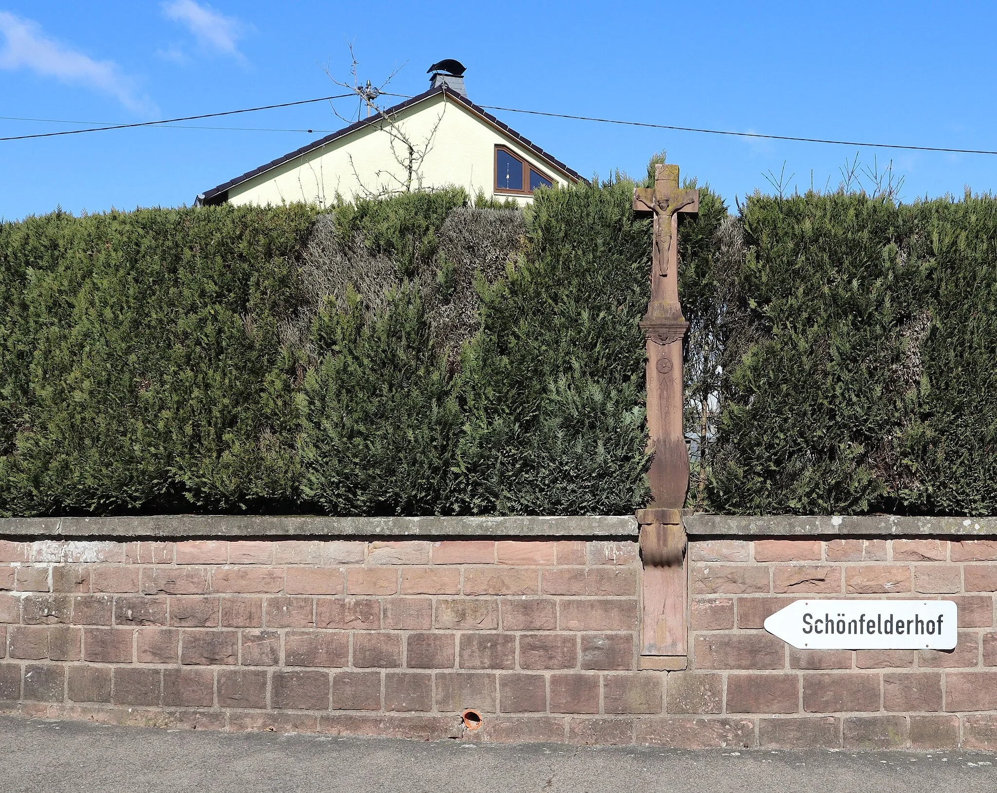 Photo showing: Wayside cross (1829) in Zemmer, Germany.