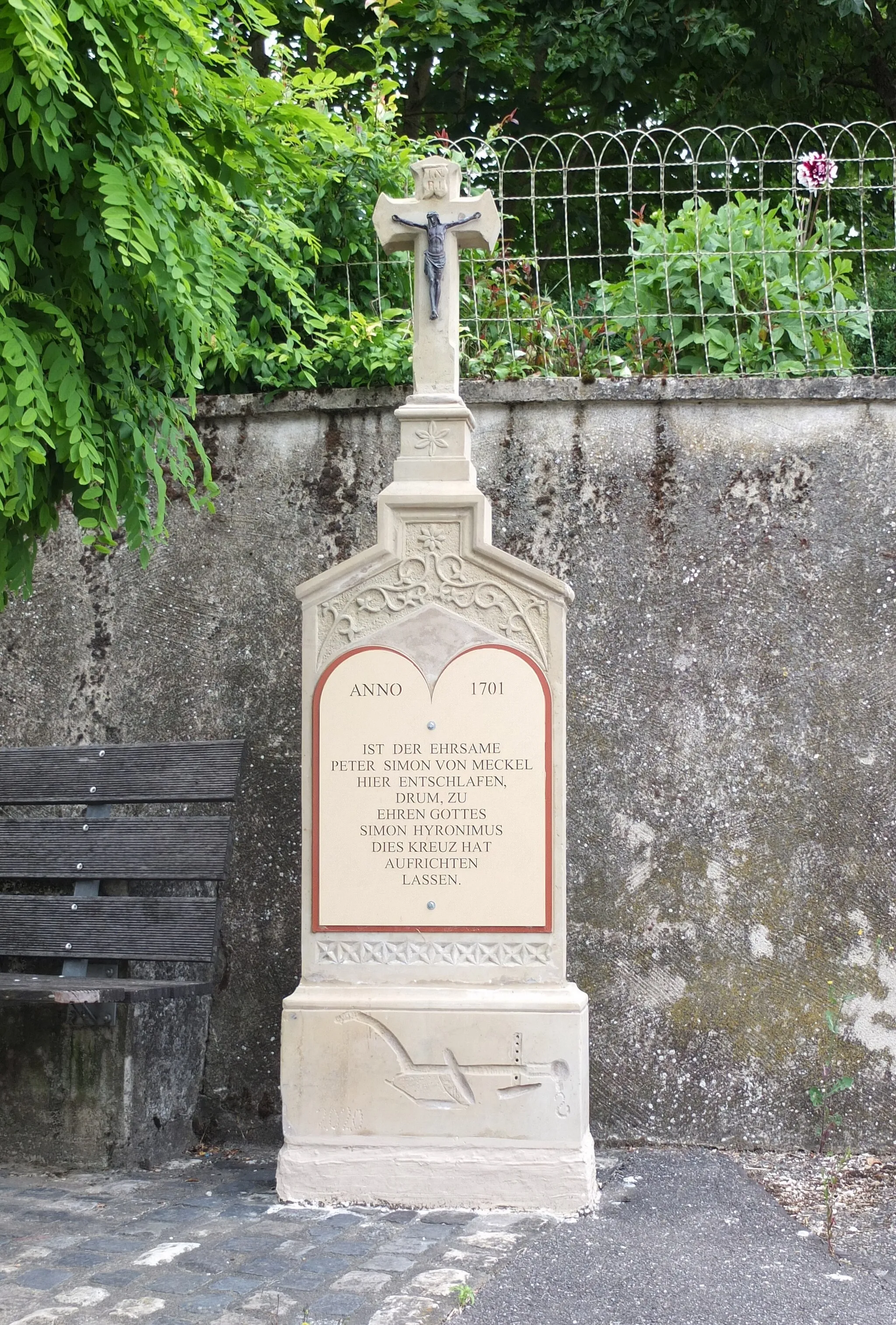 Photo showing: Wayside cross (1701/restored 2020) in Eisenach/Eifel, Germany