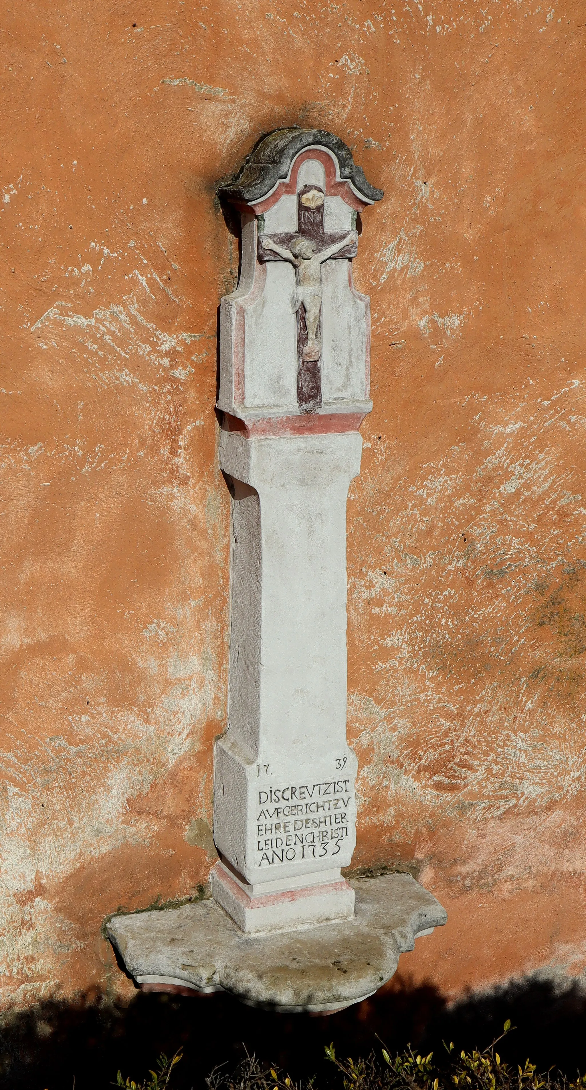 Photo showing: Wayside cross (1735) in Trassem, Germany, at the bell tower of Saint Erasmus Church.