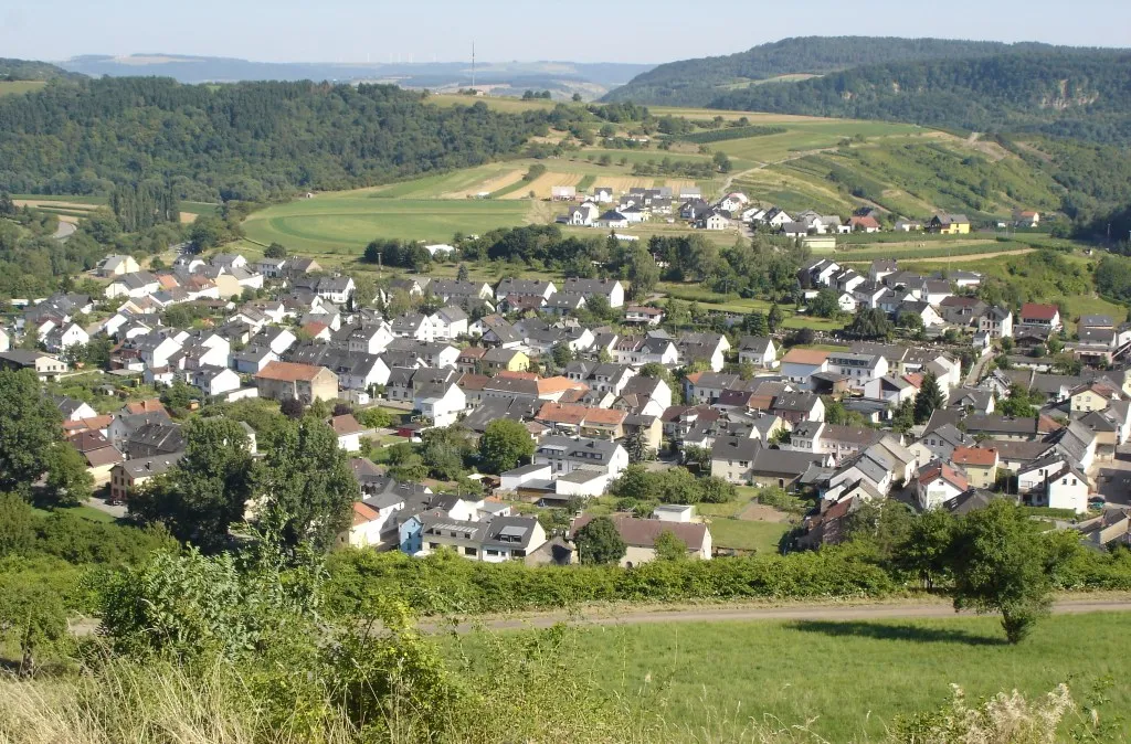 Photo showing: Blick auf Langsur von Grenz-Raststätte der A64 (Luxemburg)