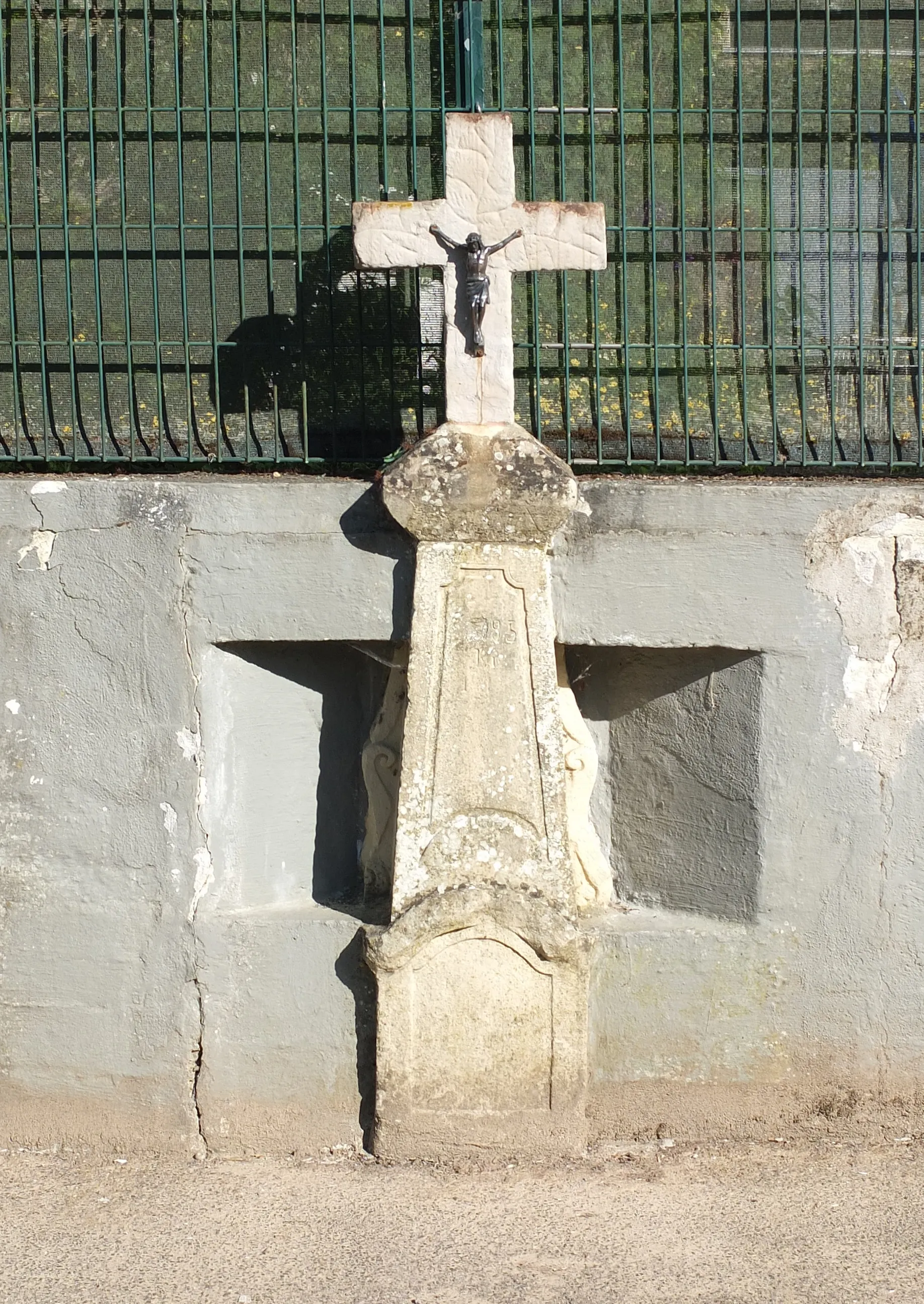 Photo showing: Wayside cross (1885) in Langsur below the bridge across the river Sauer, border between Luxembourg and Germany.