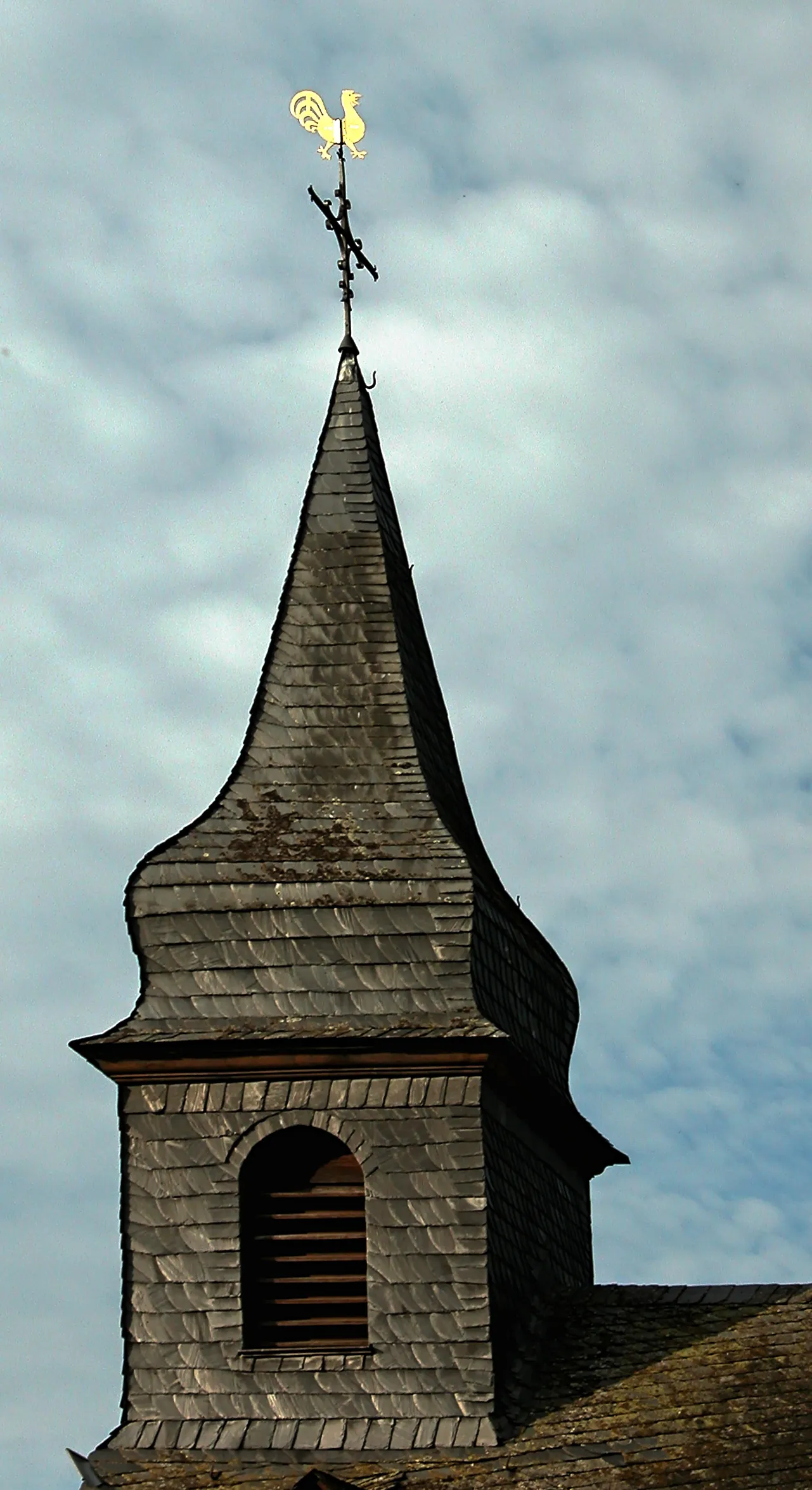 Photo showing: Kirchturm und Wetterhahn der Kirche "Zum Heiligen Kreuz" in Heckenmünster (Eifel)