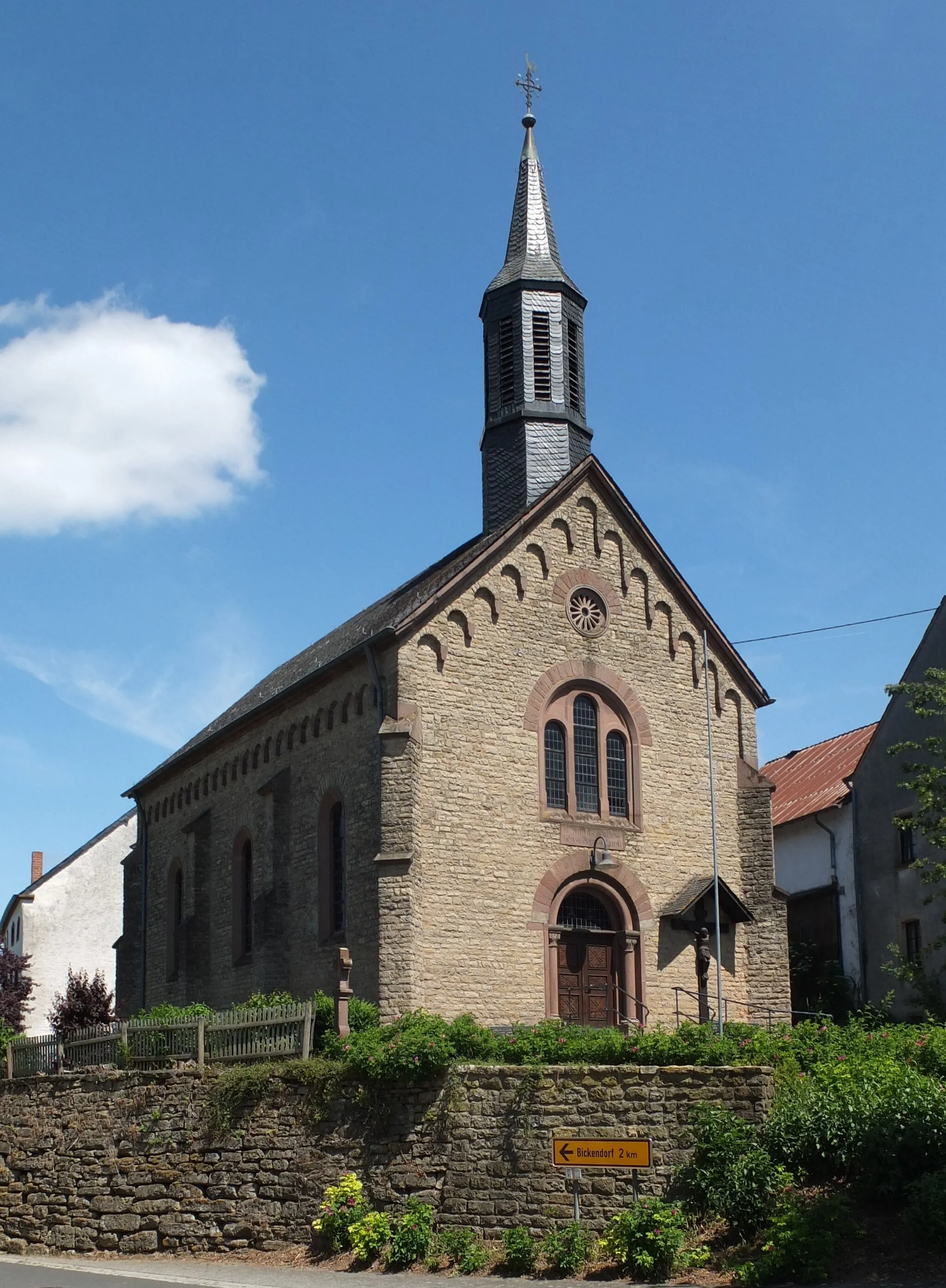 Photo showing: "St. Hubertus Church" (1875) in Nattenheim, Germany (view south).
This is a photograph of an architectural monument. It is on the list of cultural monuments of Nattenheim.