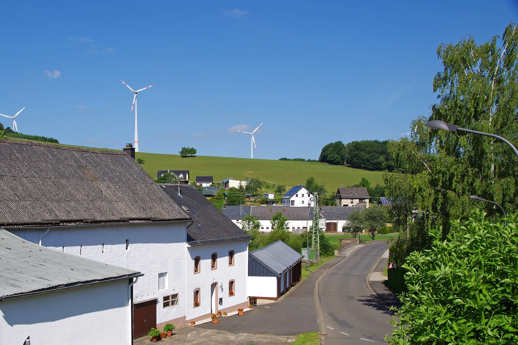 Photo showing: Pittenbach, Dorfstraße, Blick zur Brücke über die Prüm