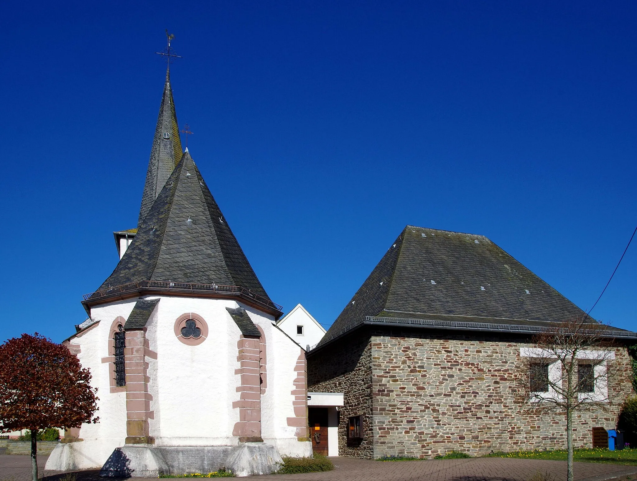 Photo showing: St. Leonhard (Roth bei Prüm), Ostseite mit Anbau (St. Sebastian)