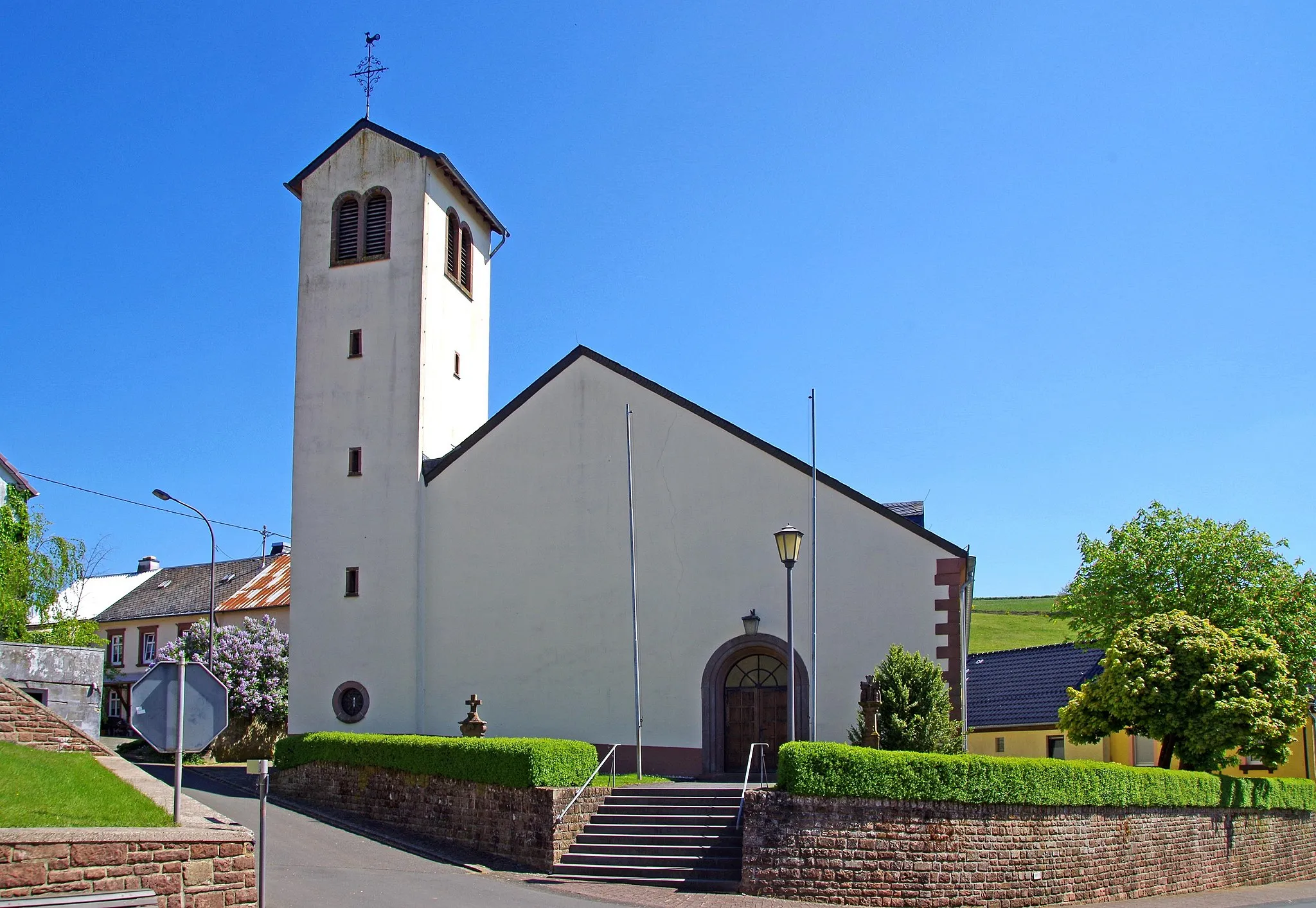 Photo showing: St. Margaretha (Burbach), Westseite mit Kirchturm und Portal