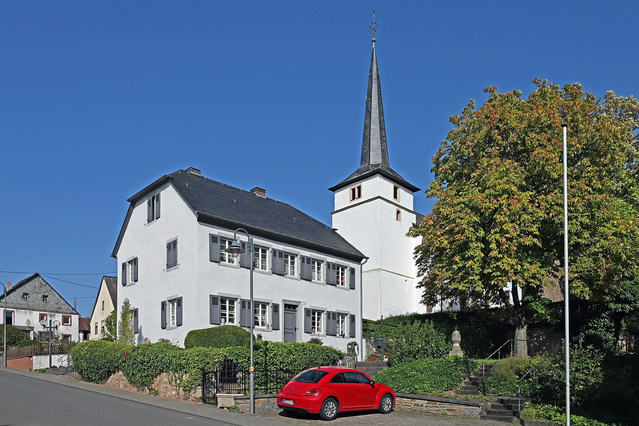 Photo showing: Niederscheidweiler, Hauptstraße 35-37, St. Hubertus und das ehemalige Pfarrhaus