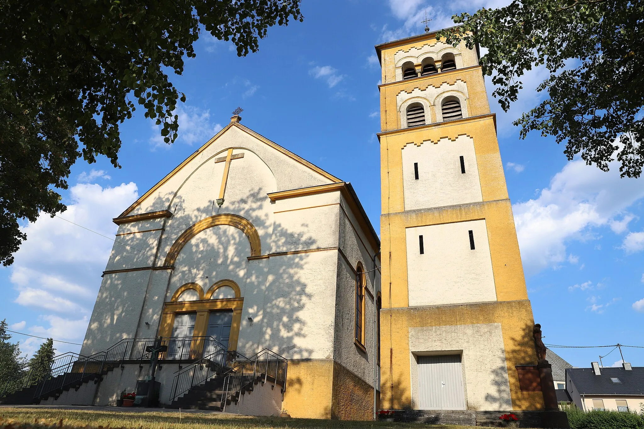 Photo showing: klassizistischer Saalbau, 1838/39, Architekt Johann Baptist Bingler; freistehender neuromanischer Turm, 1908, Architekt Ernst Brand; zugehörig der Kirchhof mit Priestergrabsteinen, das Kriegerdenkmal und das Pfarrhaus (Hauptstraße 53)