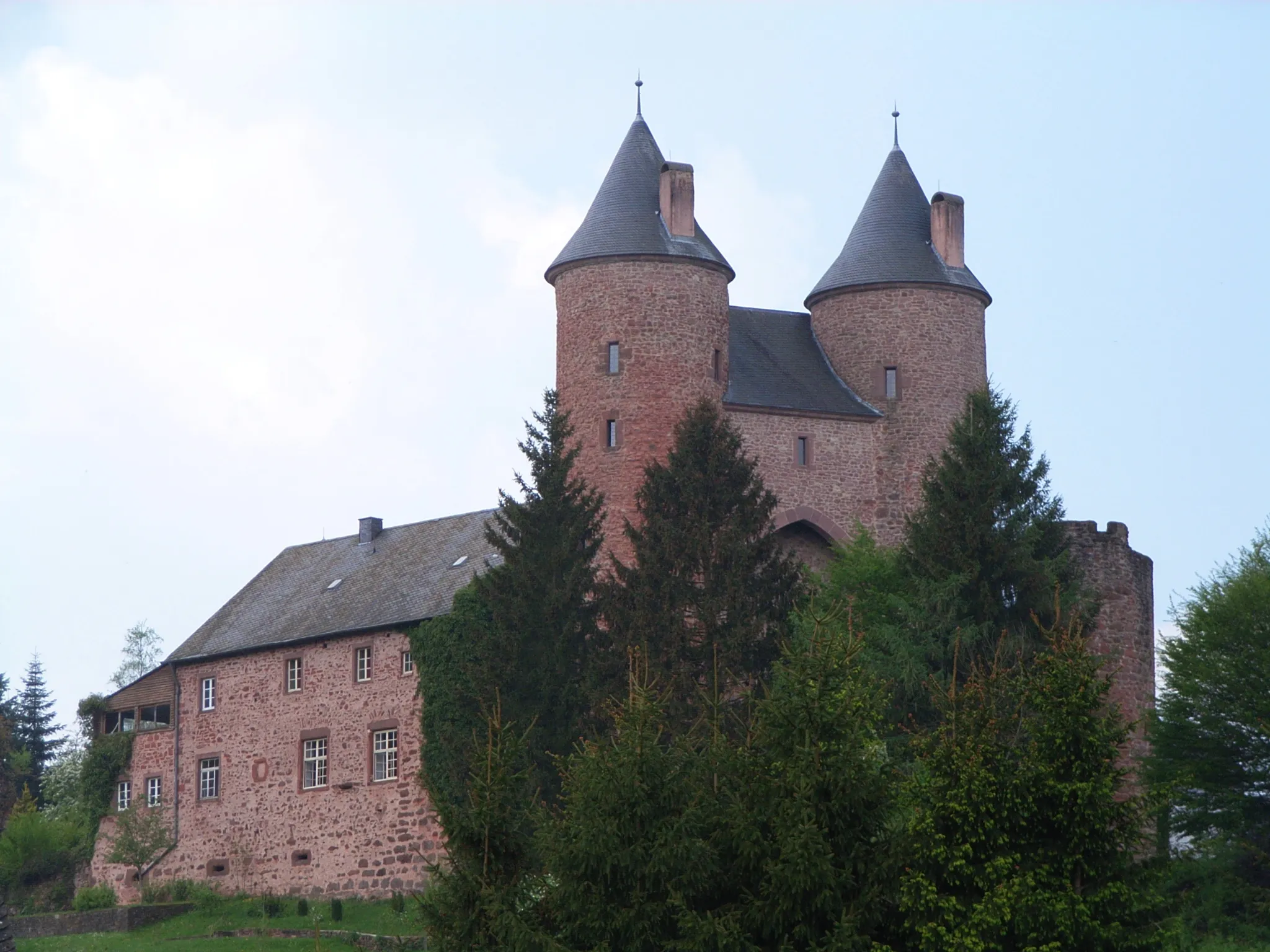 Photo showing: Bertrada castel in Mürlenbach, Germany. View from South-East.