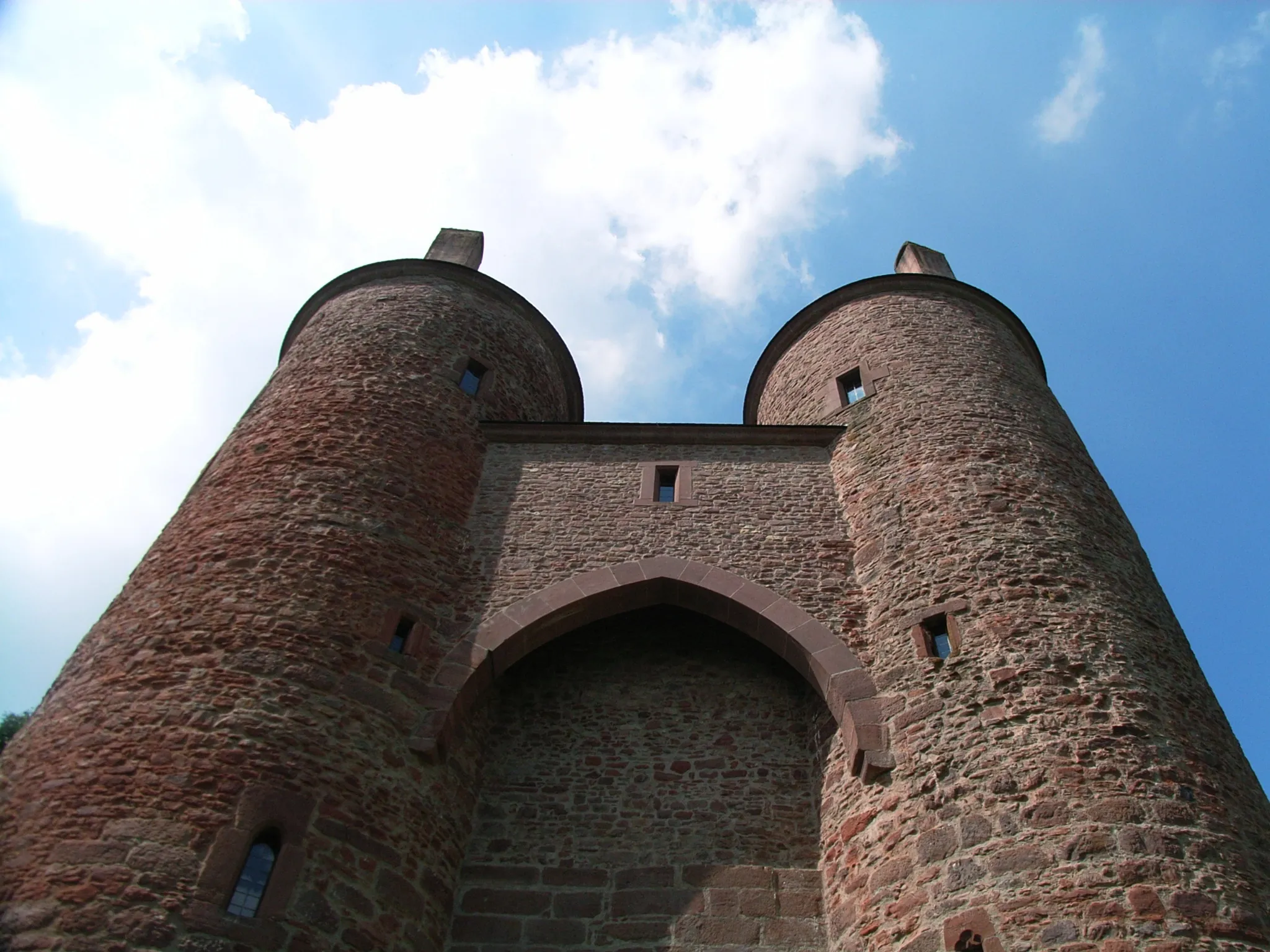 Photo showing: Bertrada castel in Mürlenbach, Germany. View from East.