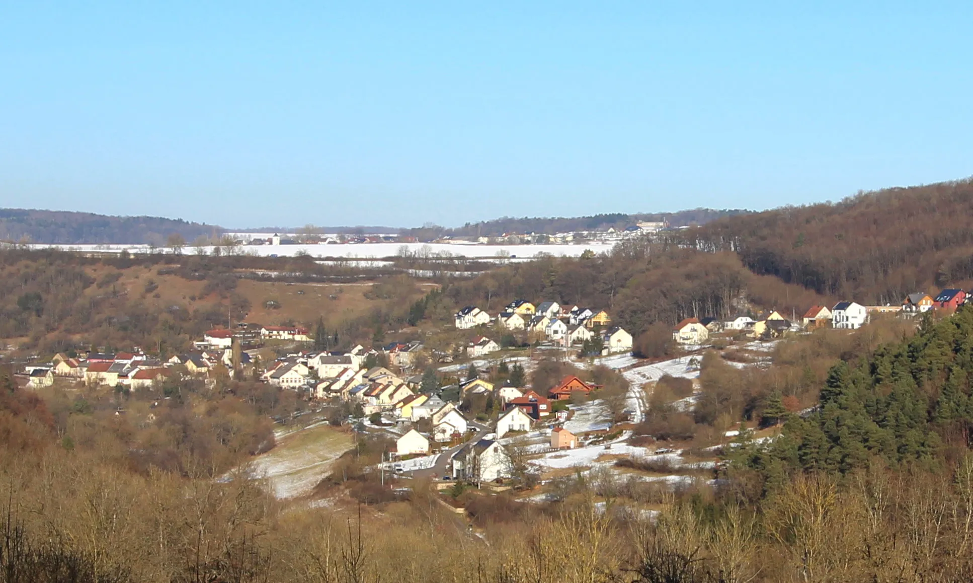 Photo showing: 54636 Hüttingen an der Kyll. Panoramabild von 2017.