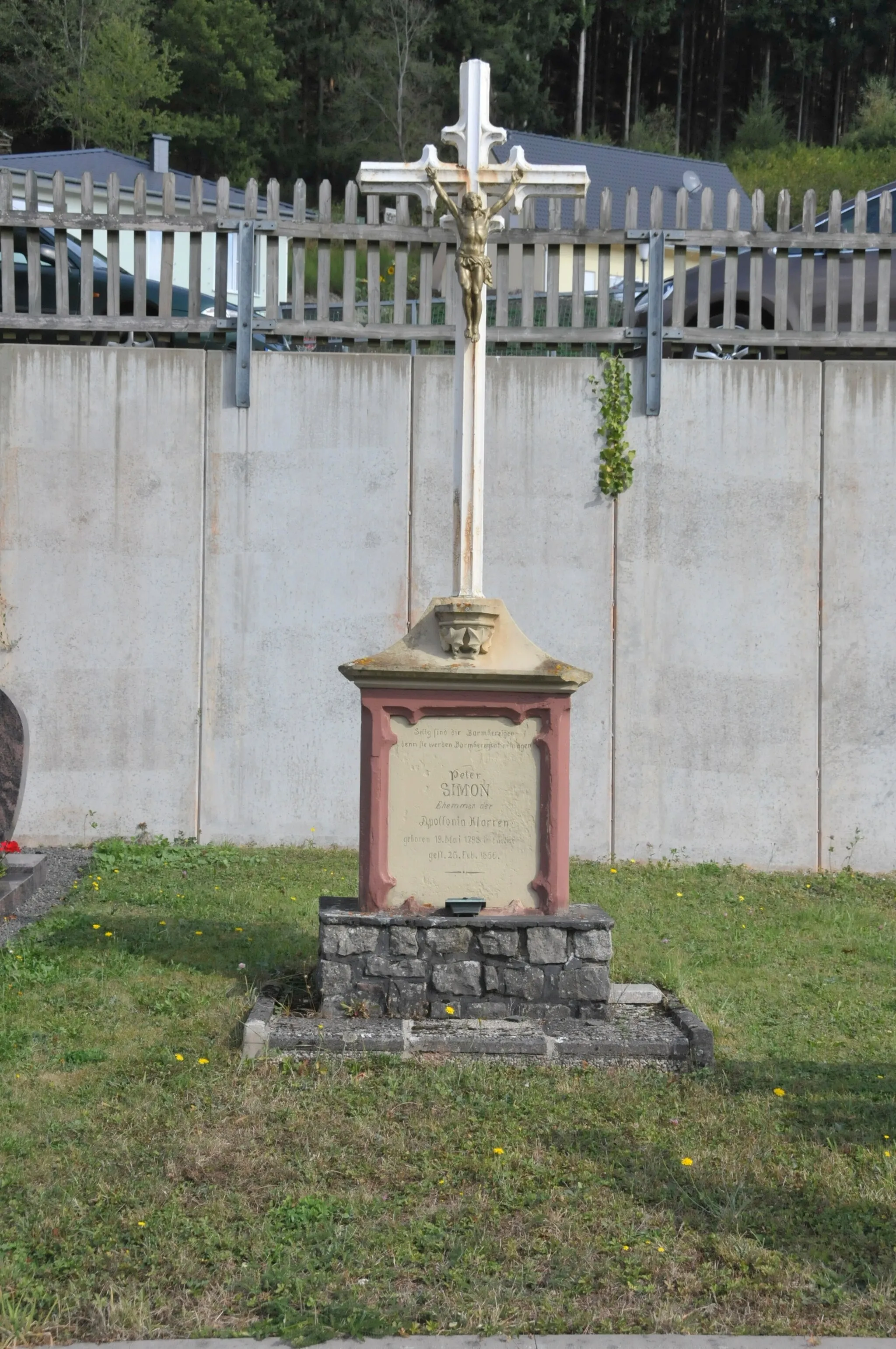 Photo showing: Büdlich, Kirche St. Agatha, Grabkreuz für Peter Simon