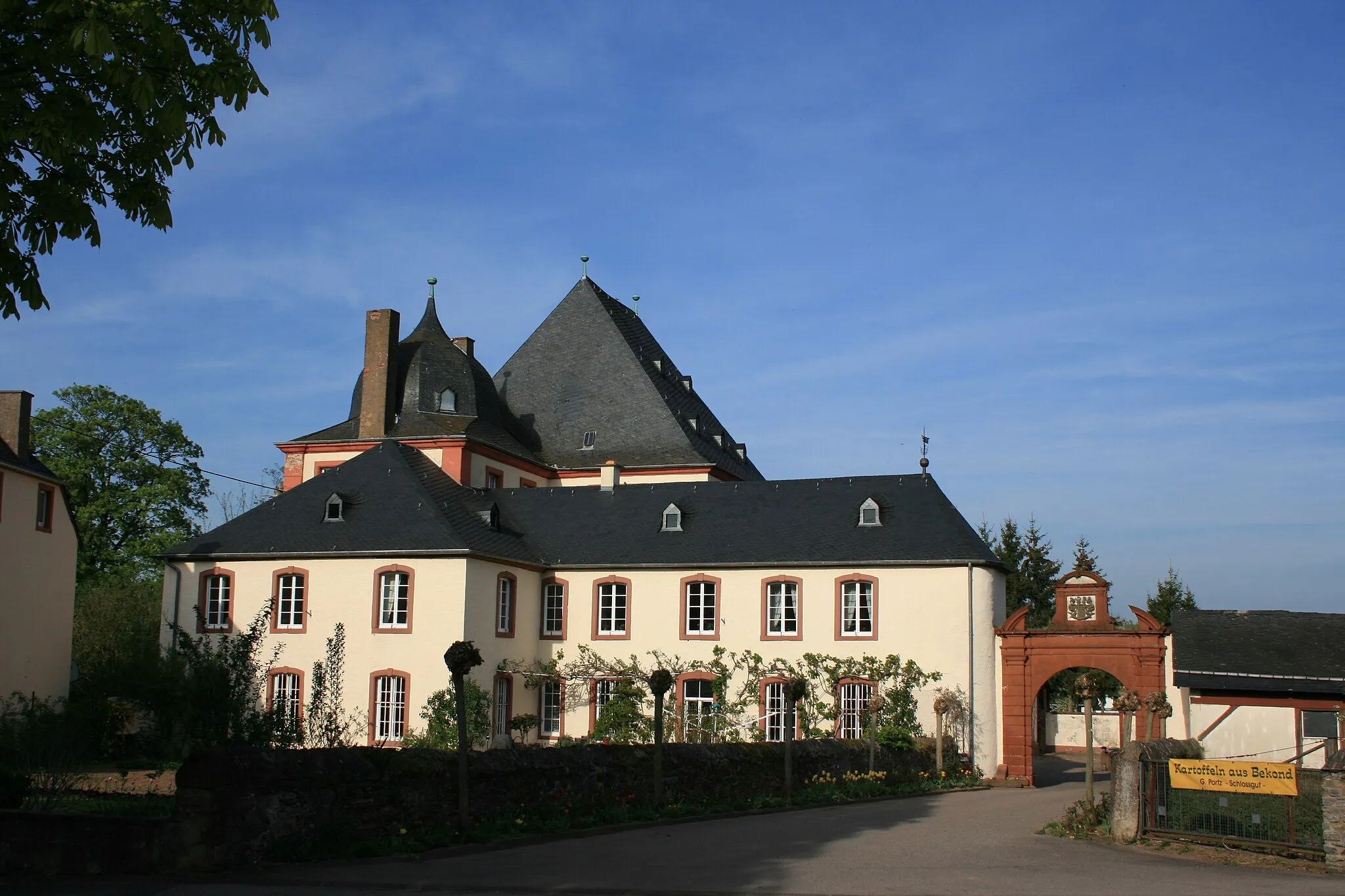 Photo showing: Westansicht von Schloss Bekond in der Eifel.