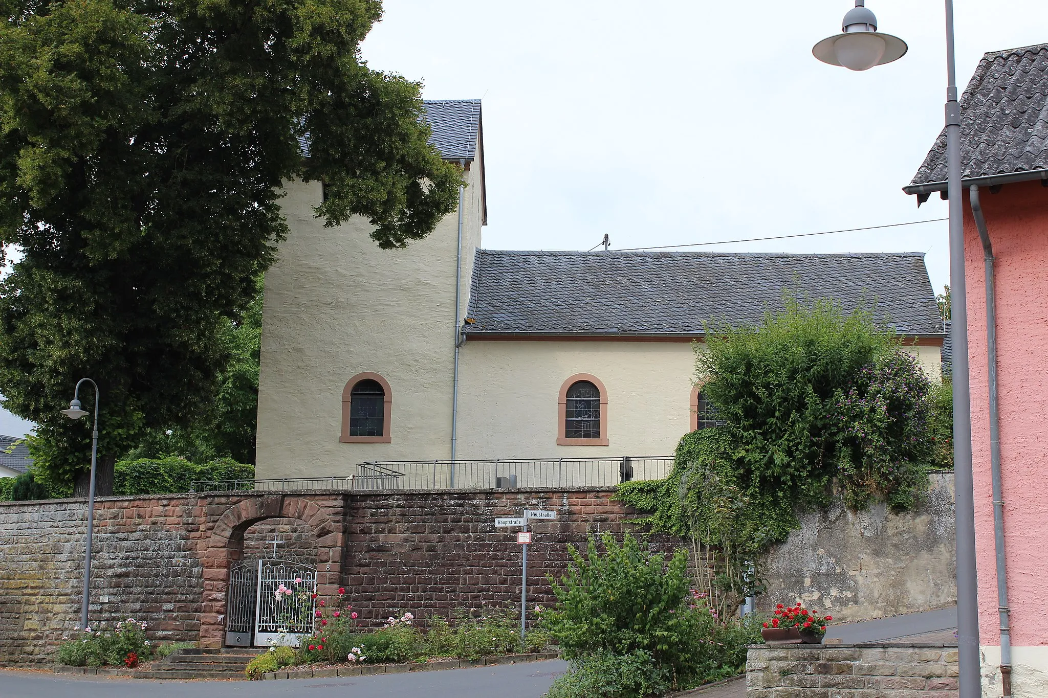Photo showing: St. Agatha in Menningen ist eine römisch-katholische Filialkirche in Menningen an der Prüm.