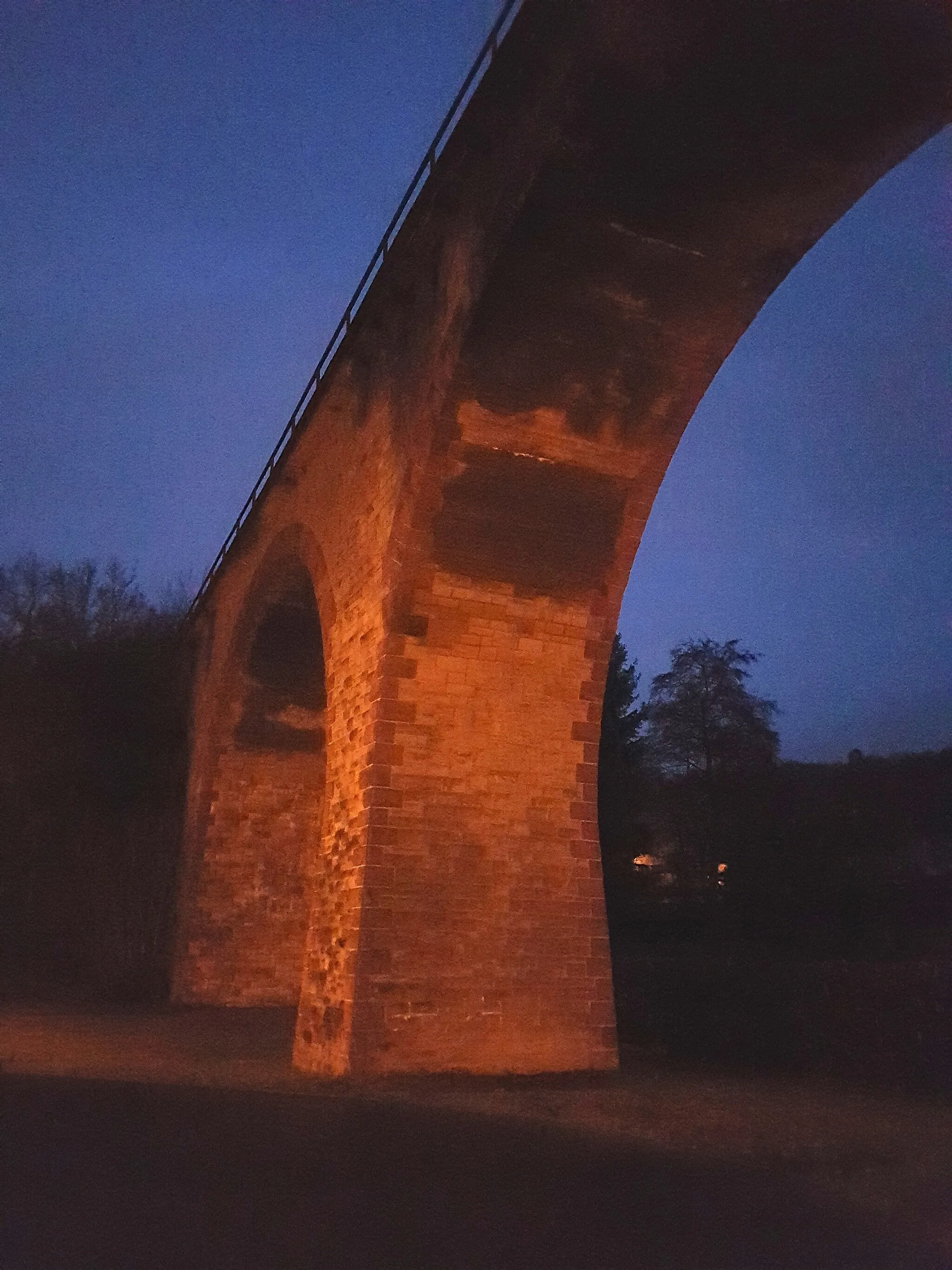 Photo showing: View of the railway viaduct in Menningen, county Pitburg-Prüm, Germany, on 18 December 2019. It was part of the Nims-Sauer line until 1988.