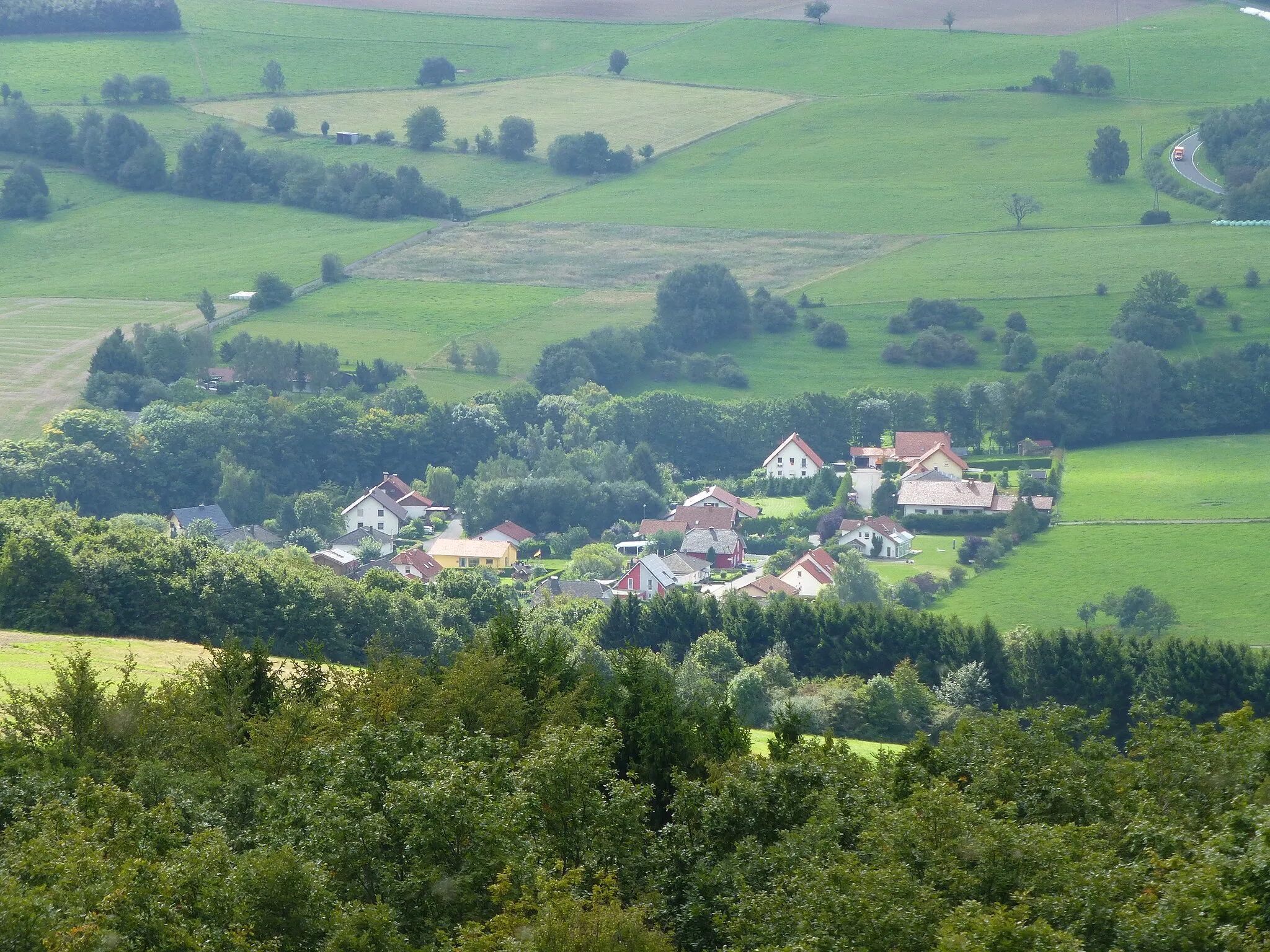 Photo showing: Oberhambach, Schulstraße  - vom Aussichtsturm Hattgenstein aus gesehen