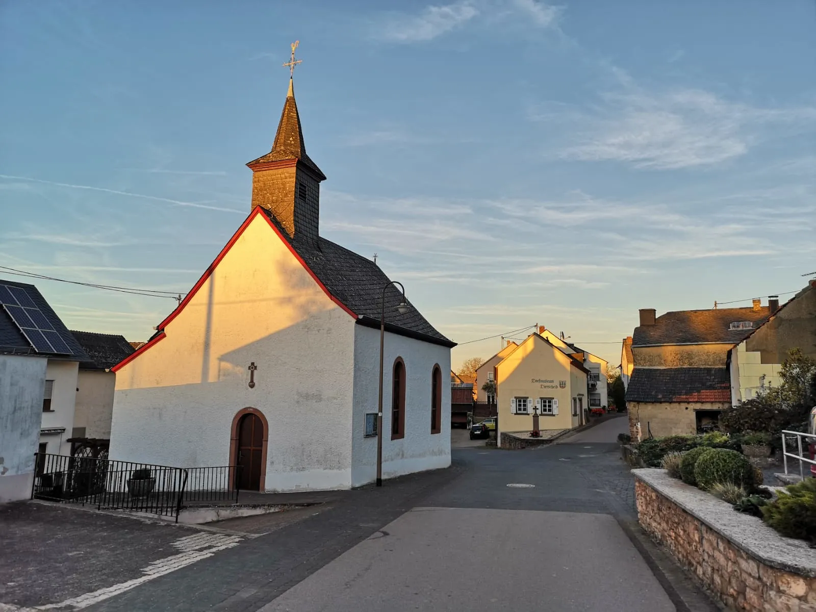 Photo showing: Dierscheid, Laurentiuskapelle (katholische Filialkirche), erbaut wohl 1796, erweitert 1950, Kulturdenkmal