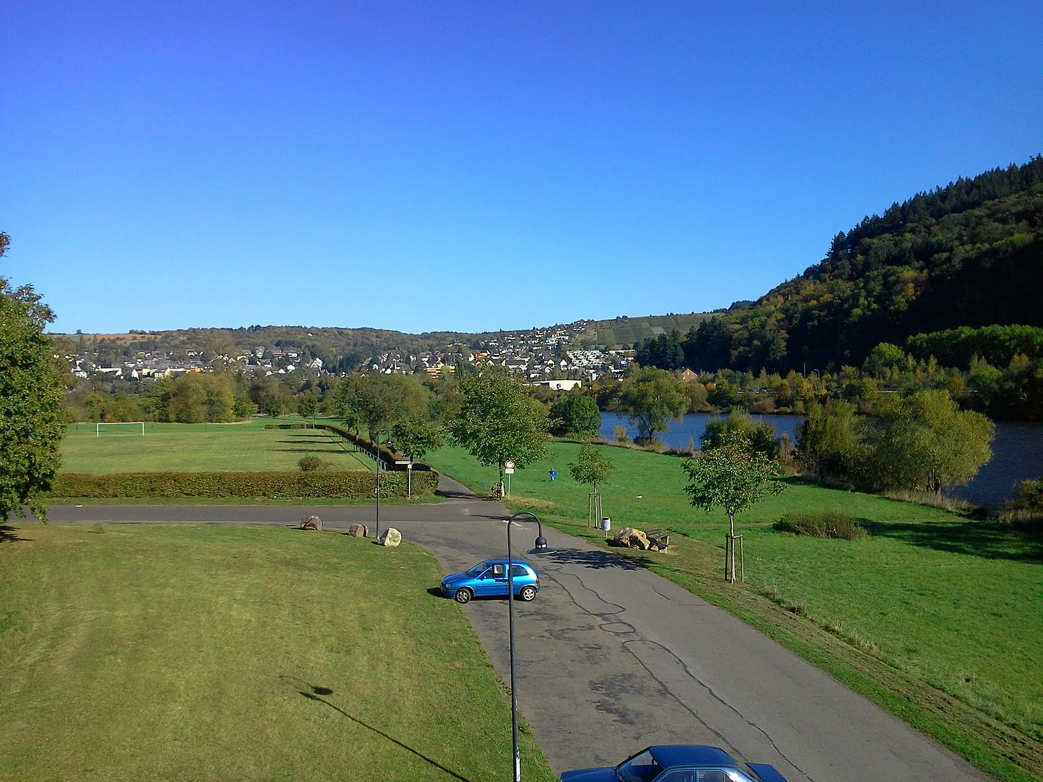 Photo showing: Ausblick von der Wallmauer, rechts ist die Mosel zu sehen, im Hintergrund Ruwer