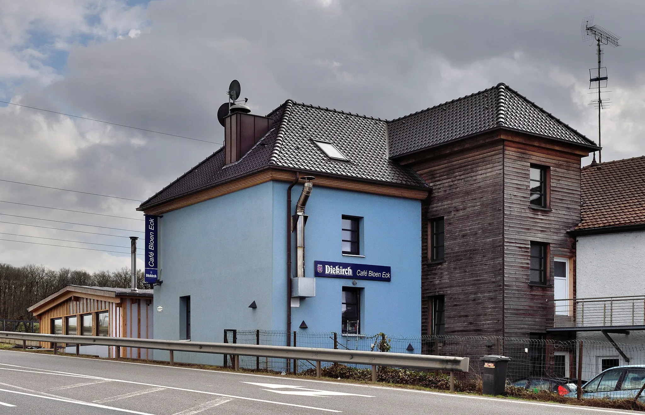 Photo showing: The so-called Bloen Eck (Blue Corner) restaurant in Stegen, commune of Vallée de l'Ernz, Luxembourg.