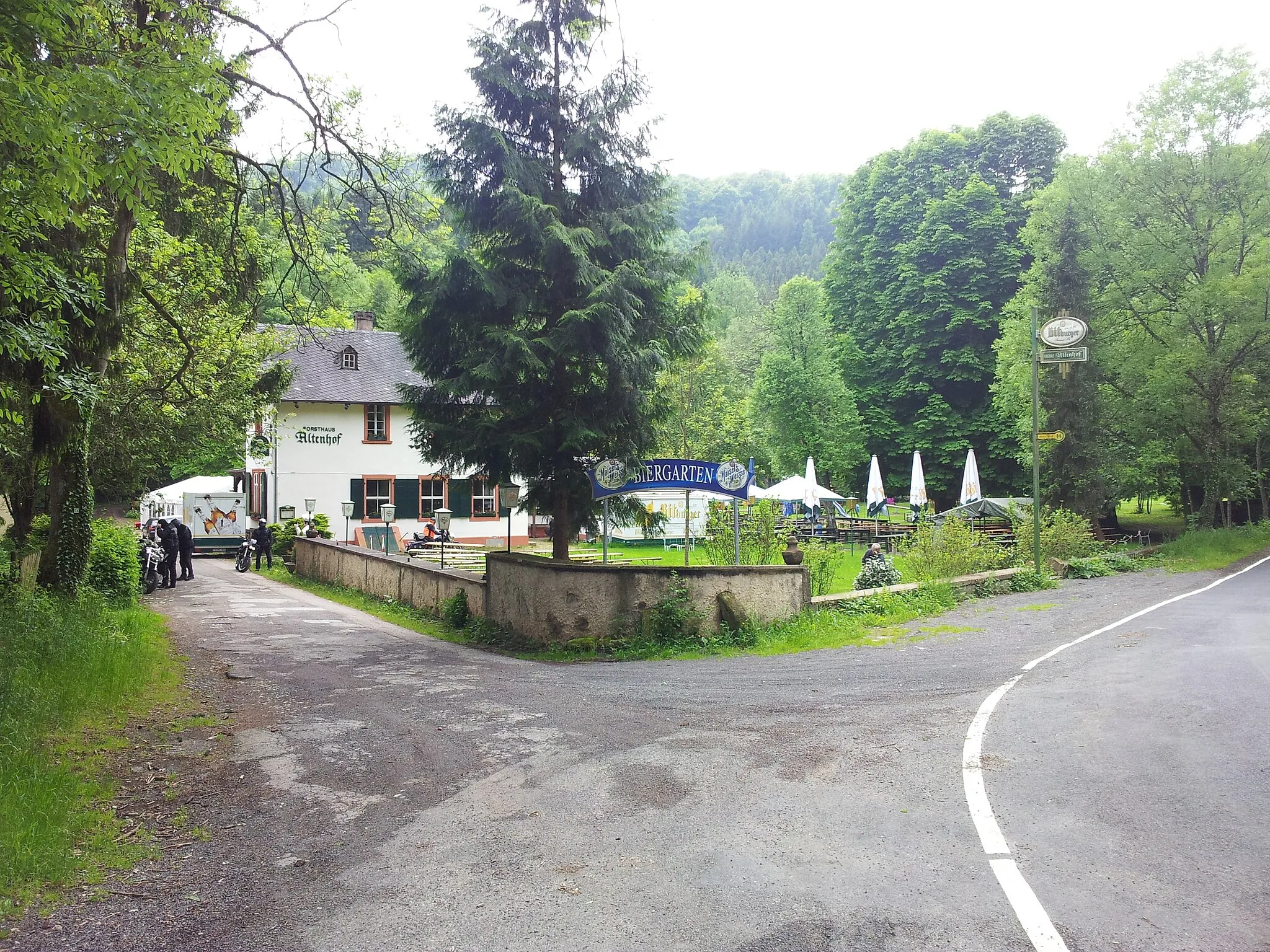 Photo showing: Gaststätte Forsthaus Altenhof mit Biergarten bei Trier-Biewer. Die Gaststätte wurde inzwischen aufgelöst.