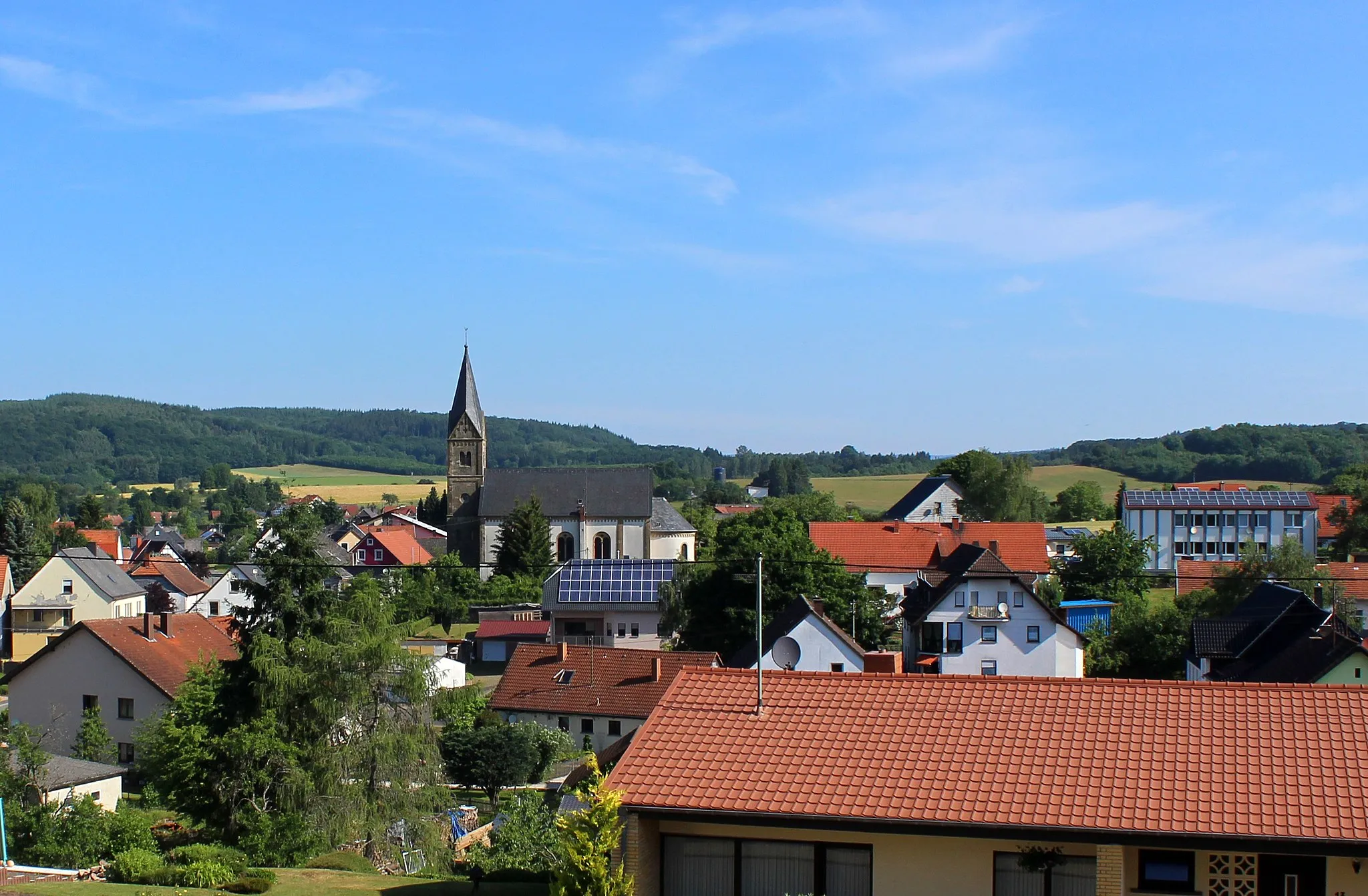 Photo showing: Ansicht von Wolfersweiler, Gemeinde Nohfelden, Landkreis St. Wendel, Saarland. Blick aus südlicher Richtung von der evangelischen zur katholischen Kirche.