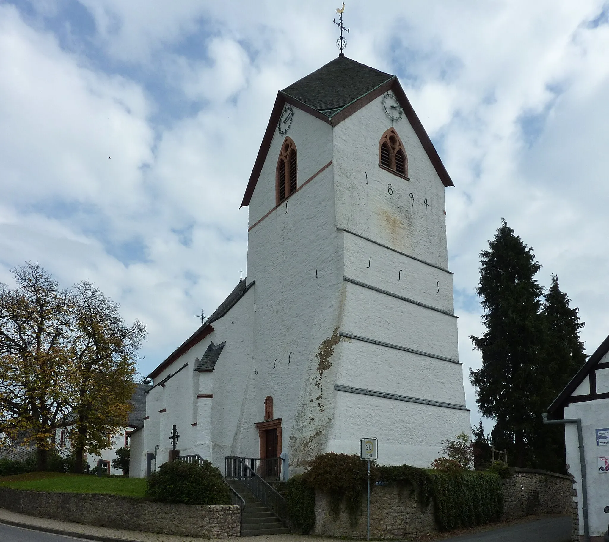 Photo showing: Eingetragenes Baudenkmal in Blankenheim-Ripsdorf, gem. § 3 DSchG NW -Ripsdorf, Hauptstr. 55, kath. Pfarrkirche 2, v. NW