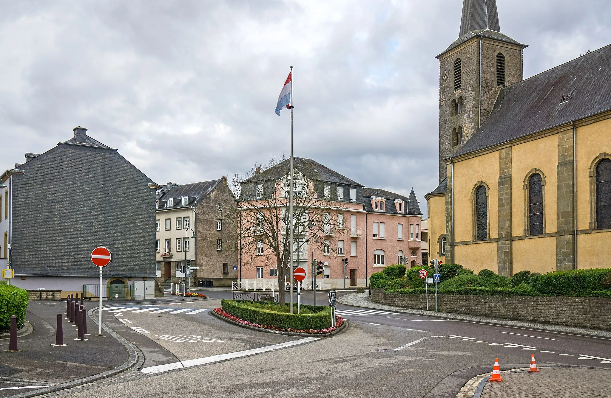 Photo showing: Main crossing in Consdorf at the church