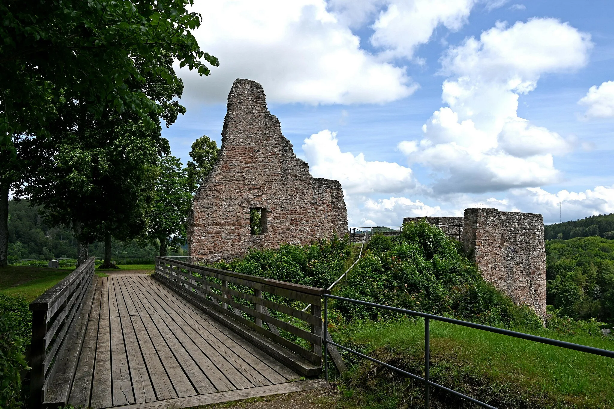 Photo showing: Gerolstein, Burgruine Gerolstein, Löwenburg, Schildmauer der Vorburg