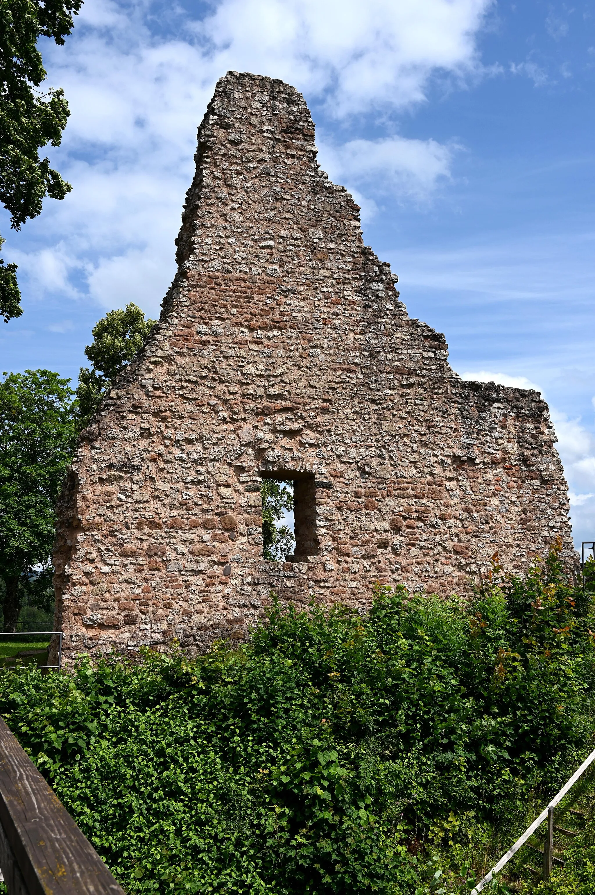 Photo showing: Gerolstein, Burgruine Gerolstein, Löwenburg, Reste von Wohngebäuden der Hauptburg