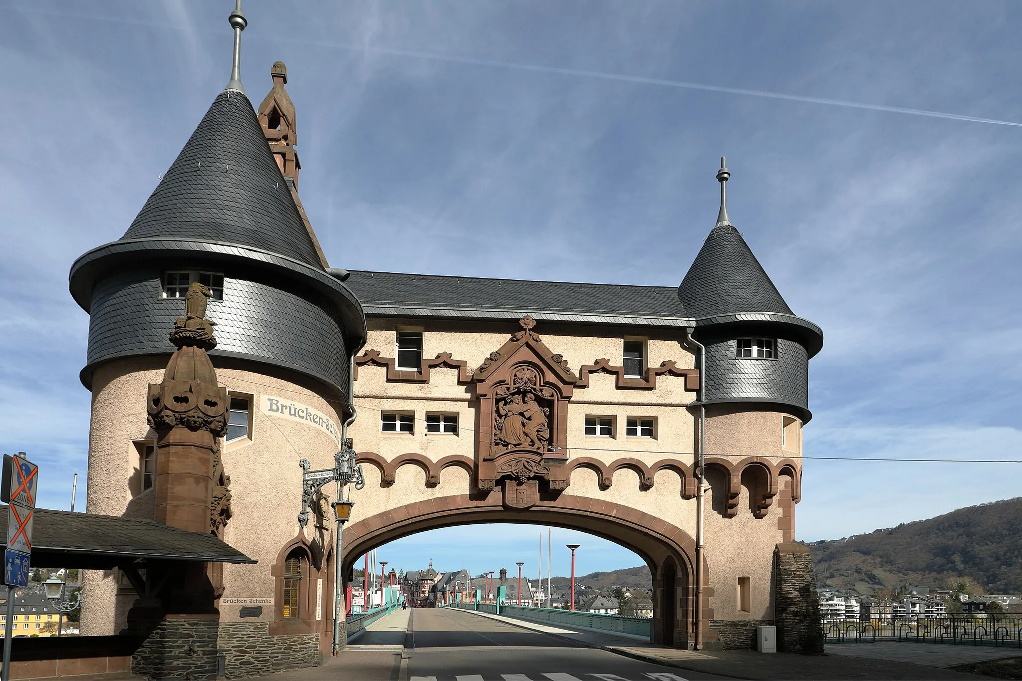 Photo showing: Das Brückentor ist heute das Wahrzeichen der Stadt Traben-Trarbach im Ortsteil Trarbach. Es wurde 1899 nach Entwürfen des Architekten Bruno Möhring überwiegend im Jugendstil erstellt.