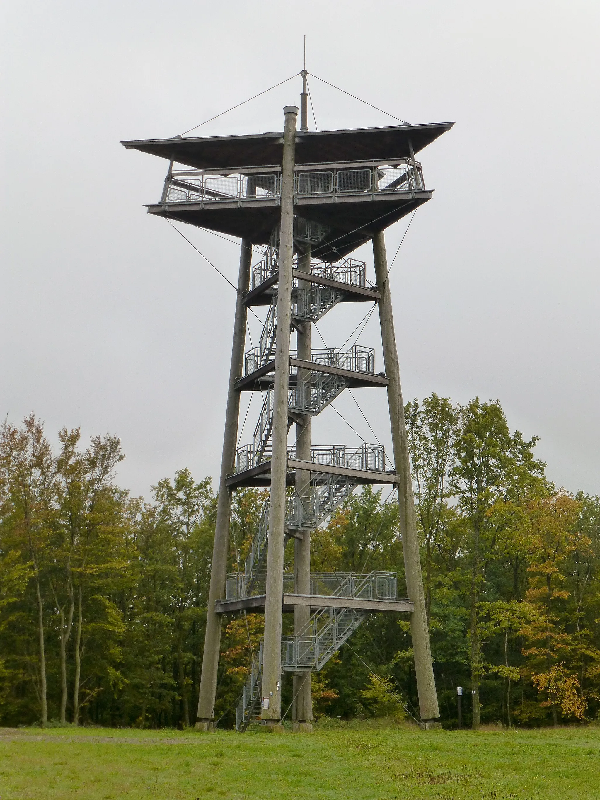 Photo showing: Aussichtsturm bei Hattgenstein; Blick aus Westnordwesten