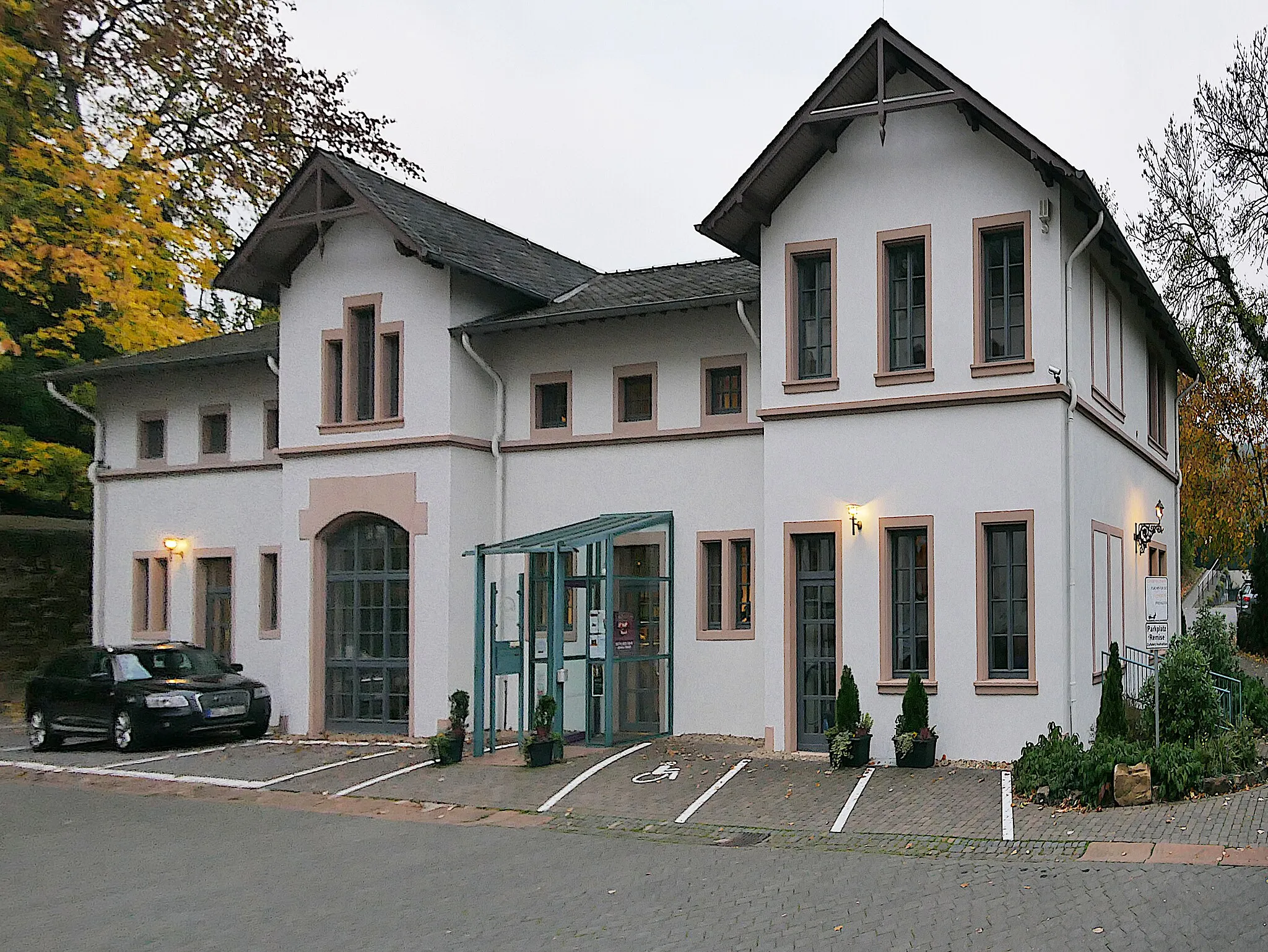 Photo showing: 1865 von A. Krämer, dem damaligen Besitzer der Quinter Hütte, in großzügigem Gartengelände errichtete Baugruppe; Nr. 16 stattliche spätklassizistische Villa, Nr. 18 eineinhalbgeschossige Remise mit zweigeschossigen übergiebelten Risaliten; alle Bauteile sowie Brunnen im Hof mit gusseisernen Zierelementen aus der Quinter Hütte