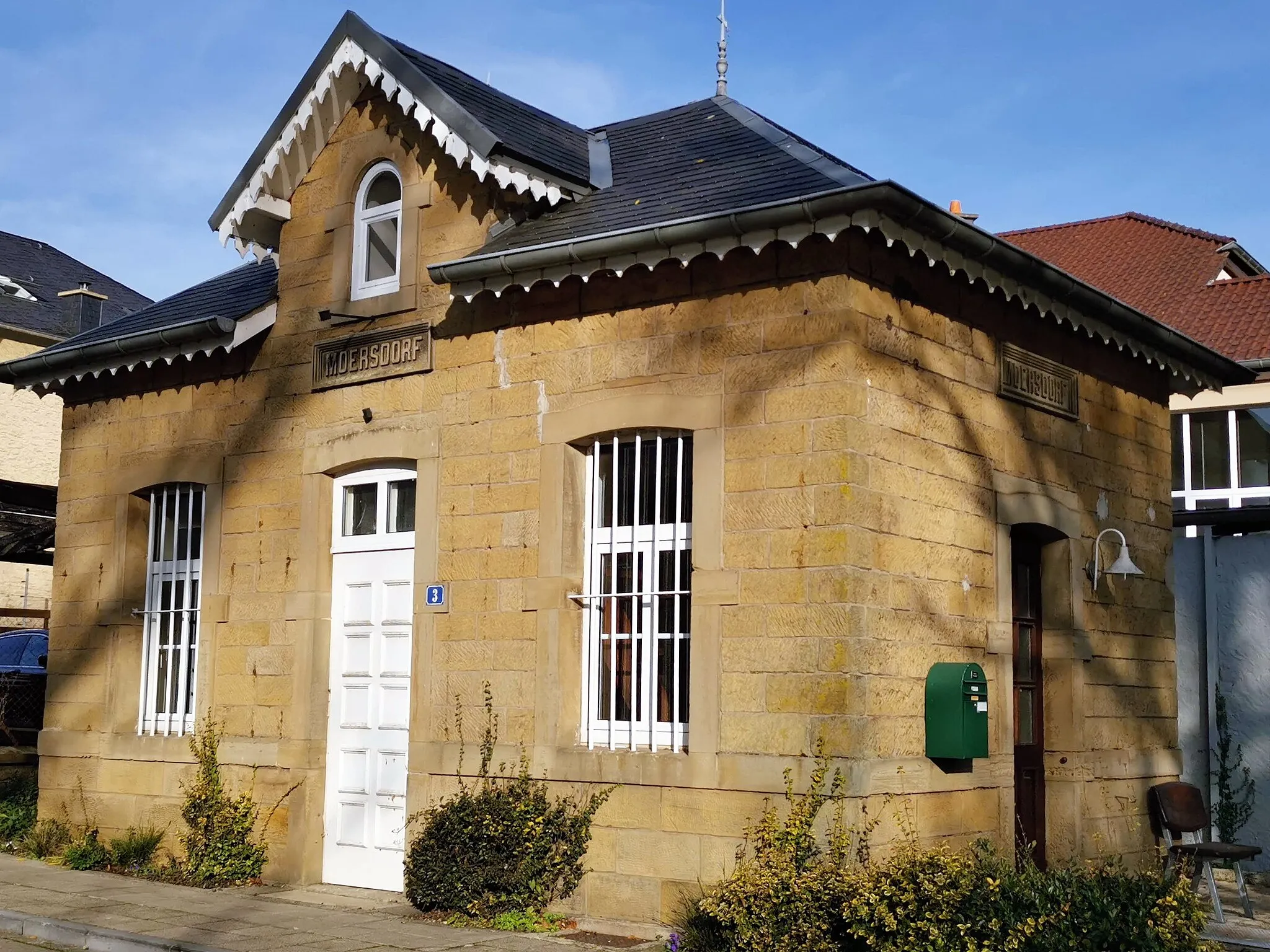 Photo showing: L'ancienne gare de Moersdorf (commune de Rosport-Mompach) de la ligne d'Ettelbruck à Grevenmacher. Actuellement triage des Eaux et forêts.