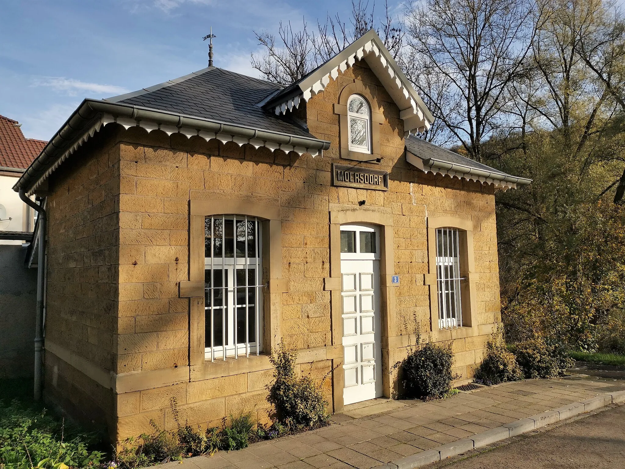 Photo showing: L'ancienne gare de Moersdorf (commune de Rosport-Mompach) de la ligne d'Ettelbruck à Grevenmacher. Actuellement triage des Eaux et forêts.