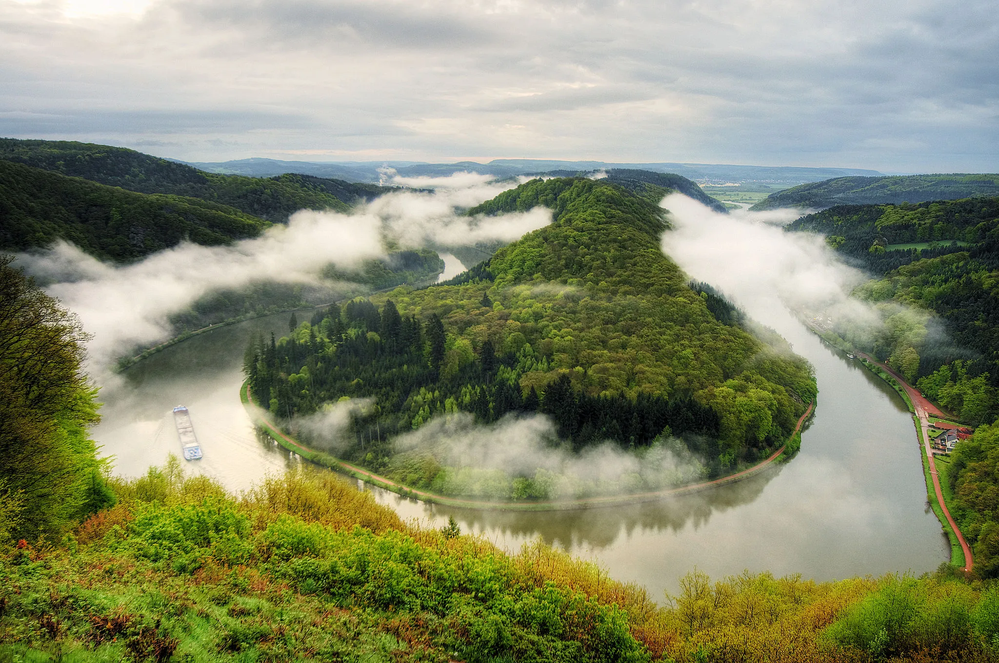 Photo showing: View from Mount Cloef to the Saar river (Germany).