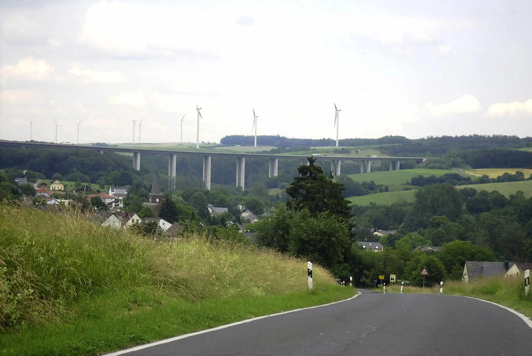 Photo showing: Bickendorf, im Hintergrund Autobahnbrücke der Bundesautobahn 60