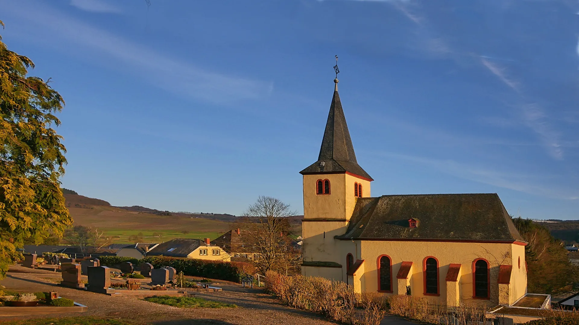 Photo showing: Friedhofskapelle und ehemalige Pfarrkirche St. Briktius, Konz-Oberemmel (Germany)