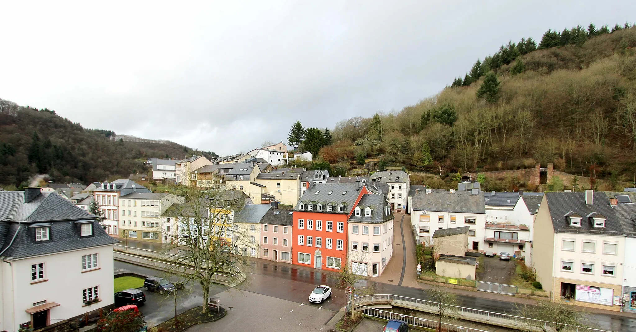 Photo showing: 54673 Neuerburg, Blick von der Burgstraße auf die Innenstadt mit der Tränkstraße. Aufnahme von 2017.