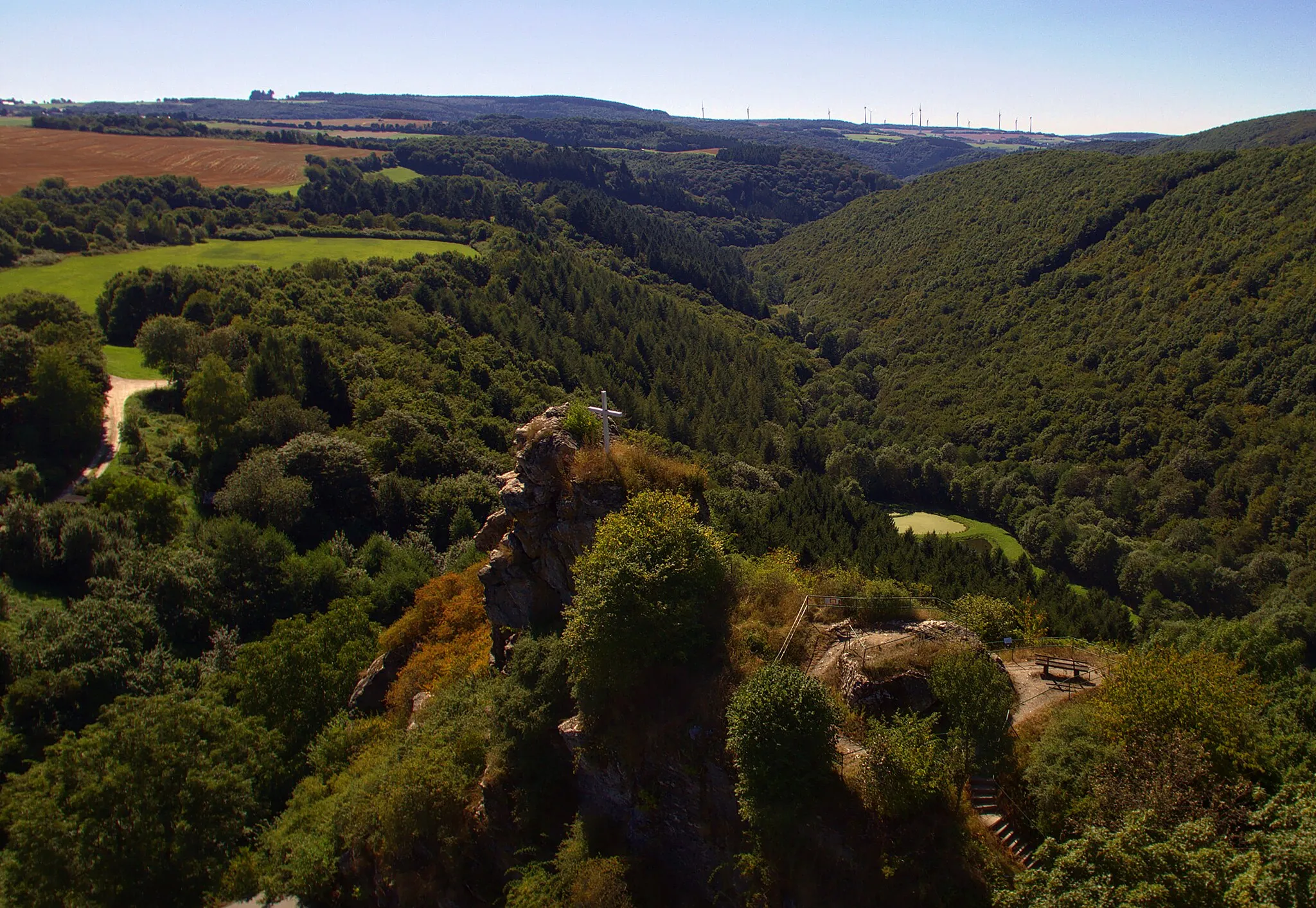 Photo showing: Der Quarzitfelsen der Burgruine Hunolstein und im Hintergrund das Tal der Großen Dhron