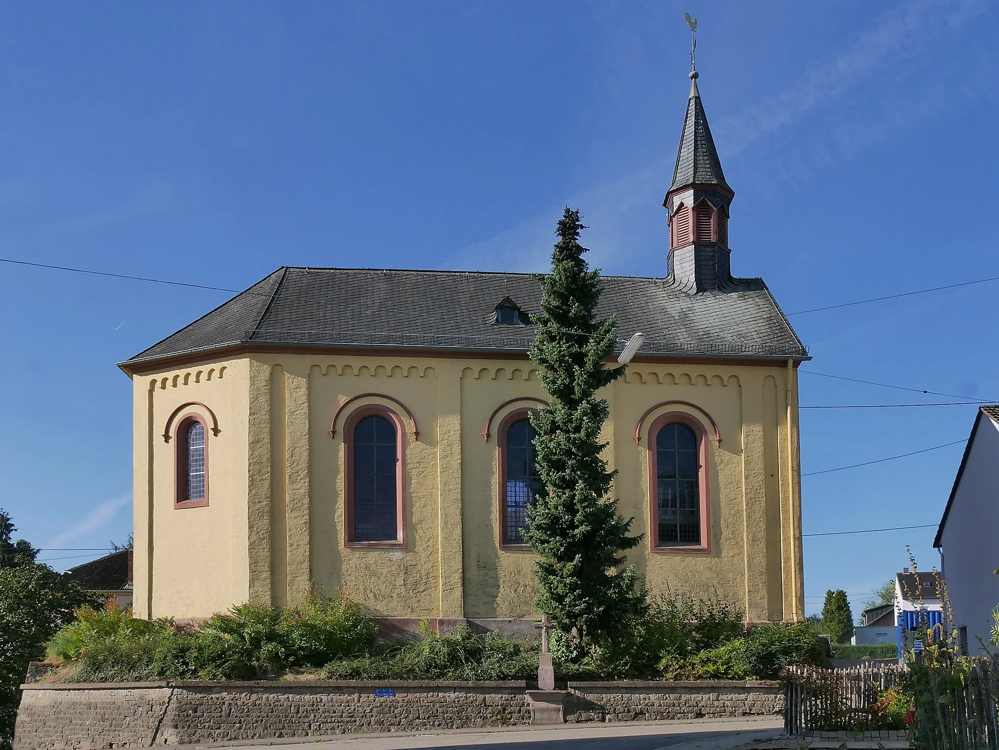 Photo showing: Konz-Kommlingenː Kirche Sankt Donatus und Sankt Katharina (Kommlingen), Saalbau, Rundbogenstil, 1862; Wegekreuz, 19. Jahrhundert