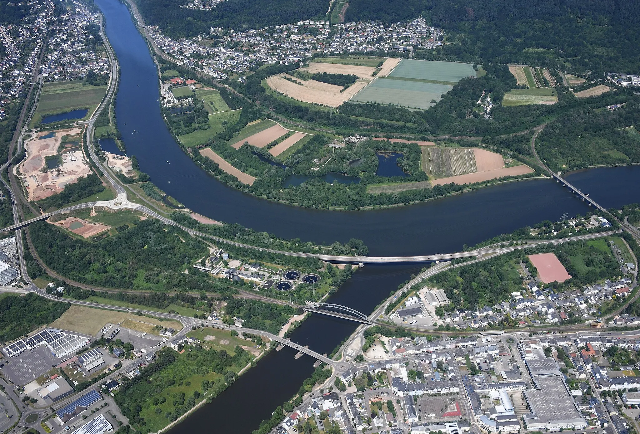 Photo showing: Aerial image of the confluence of the Saar (at the bottom of the image) and the Moselle rivers in Konz