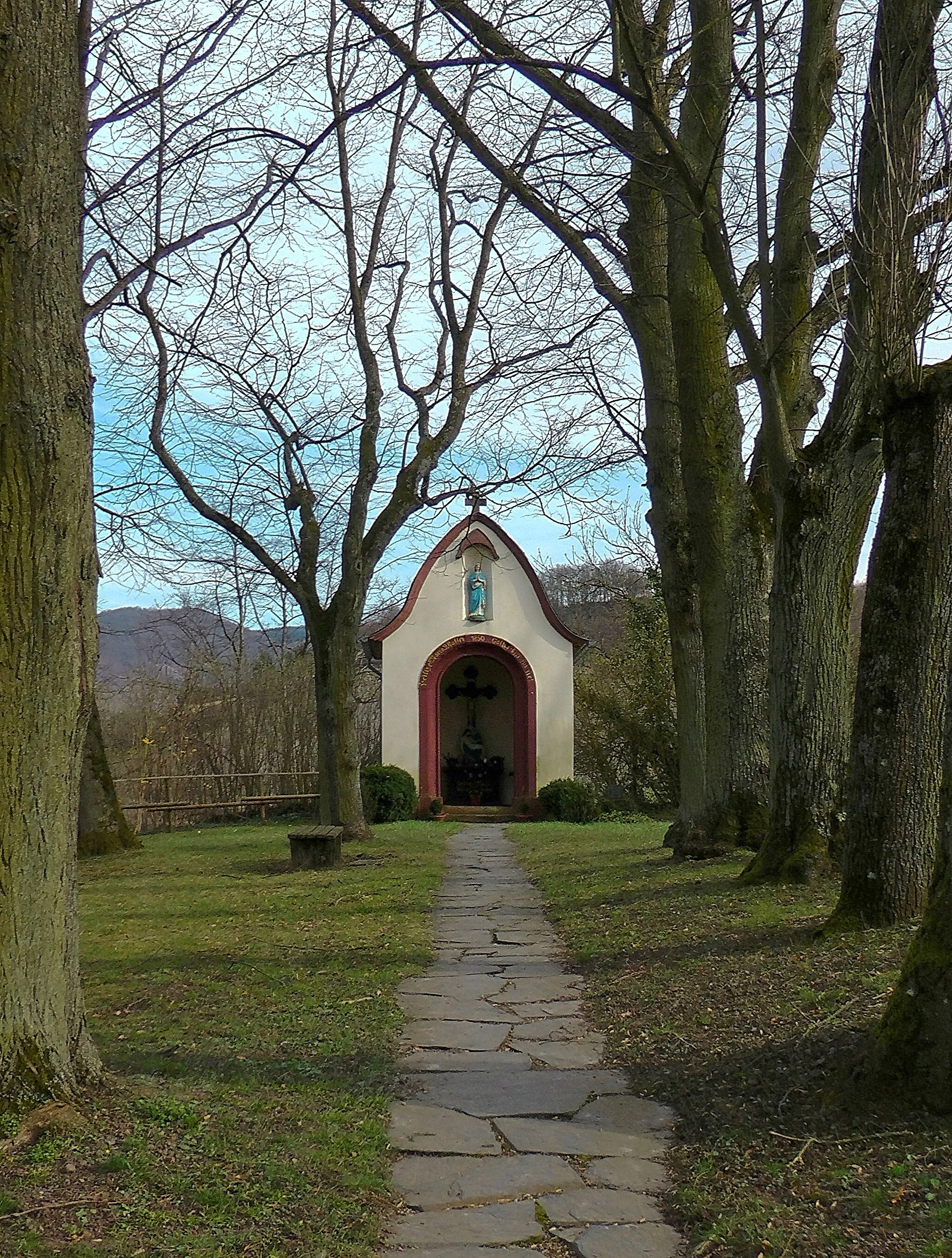 Photo showing: Kapelle und Naturdenkmäler am Lambrechtskirchhof in Ayl an der Saar.