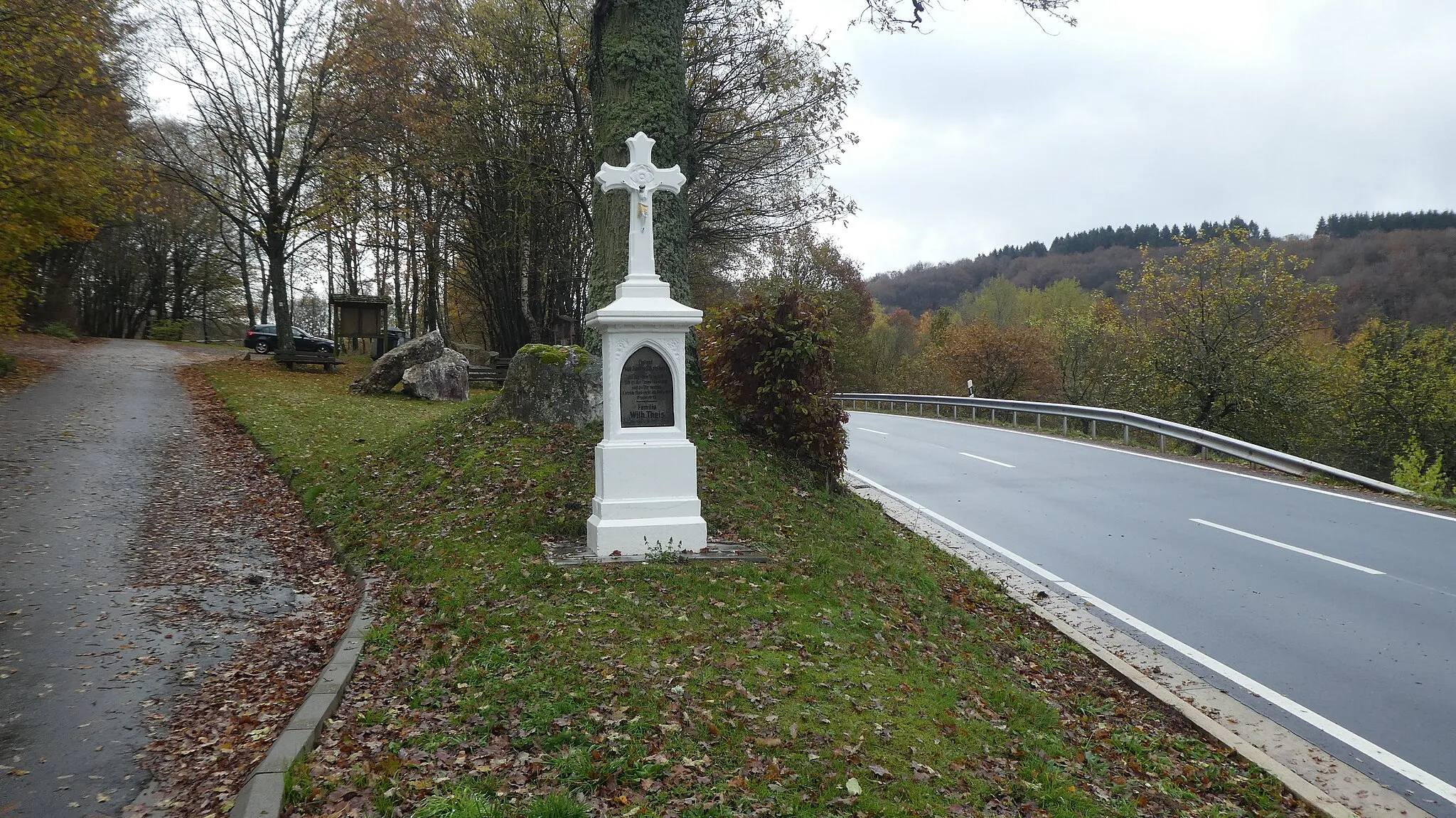 Photo showing: Inschrift: GELOBT SEI JESUS CHRISTUS | Ich der Herr, dein Gott, bin es der Deine Hand faßt und zu Dir spricht: fürchte Dich nicht, ich heile dich | Psalm 41-13 | Familie Wilh. Theis