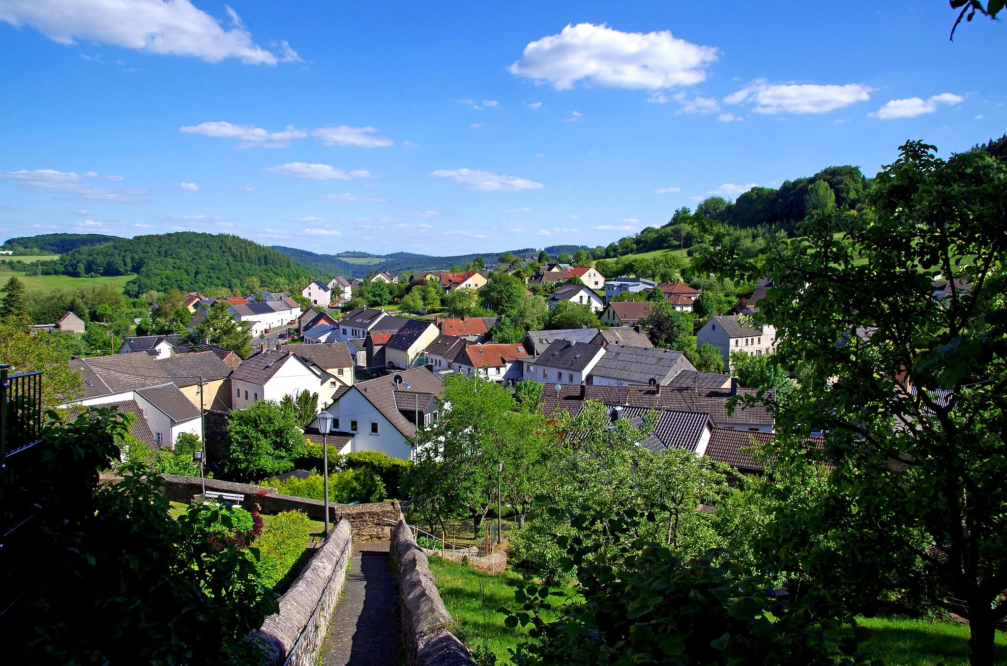 Photo showing: Steinborn (Daun), Blick von der St. Lambertuskirche auf den Ort