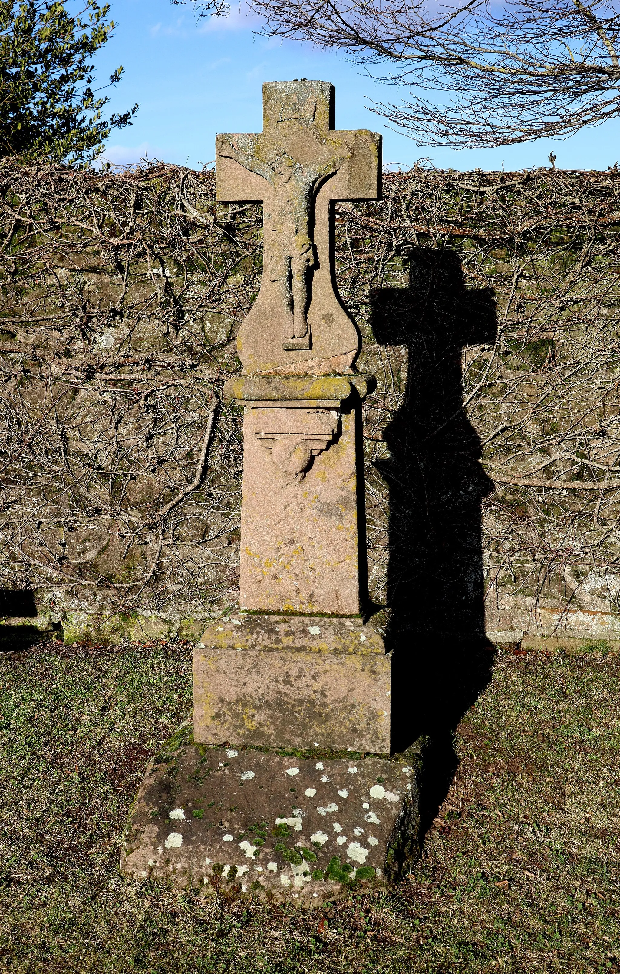 Photo showing: Wayside cross (1691) at the cemetery wall in Welschbillig-Hofweiler, Germany.