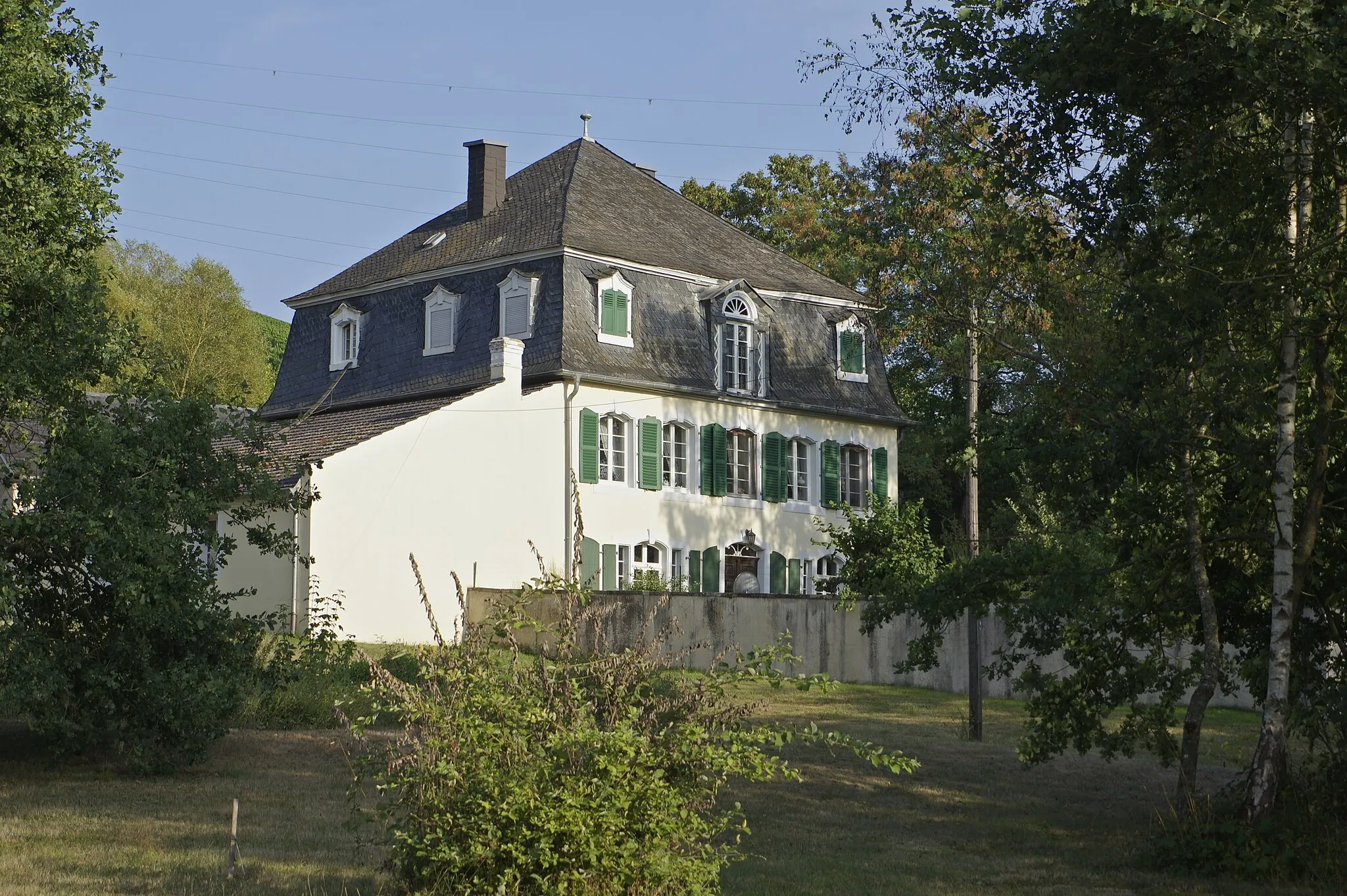 Photo showing: Wiltingen, nördlich des Ortes an der K 133, Rauhof, ummauertes Weingut, Mansardwalmdachbau, 1755, Architekt Christian Kretzschmar