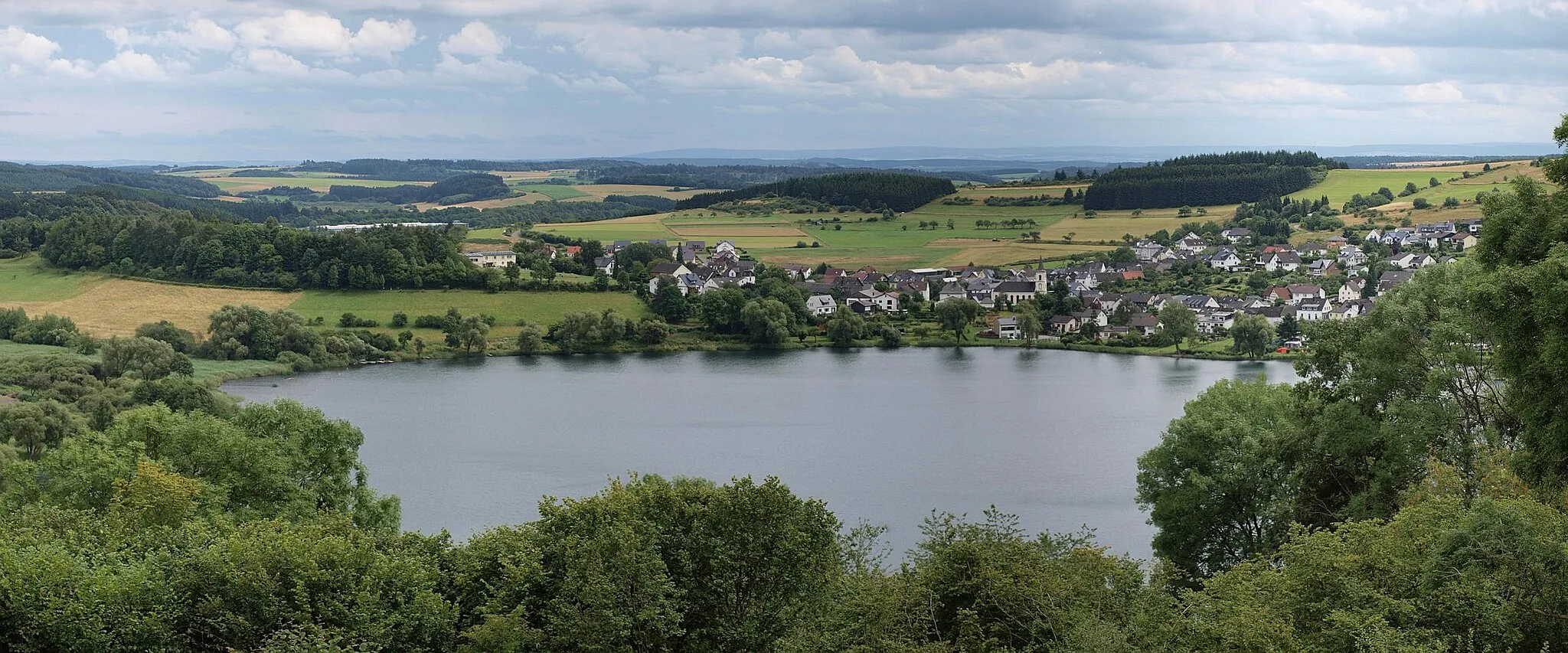 Photo showing: Panoramaaufnahme des Schalkenmehrener Maares (5 Einzelaufnahmen)