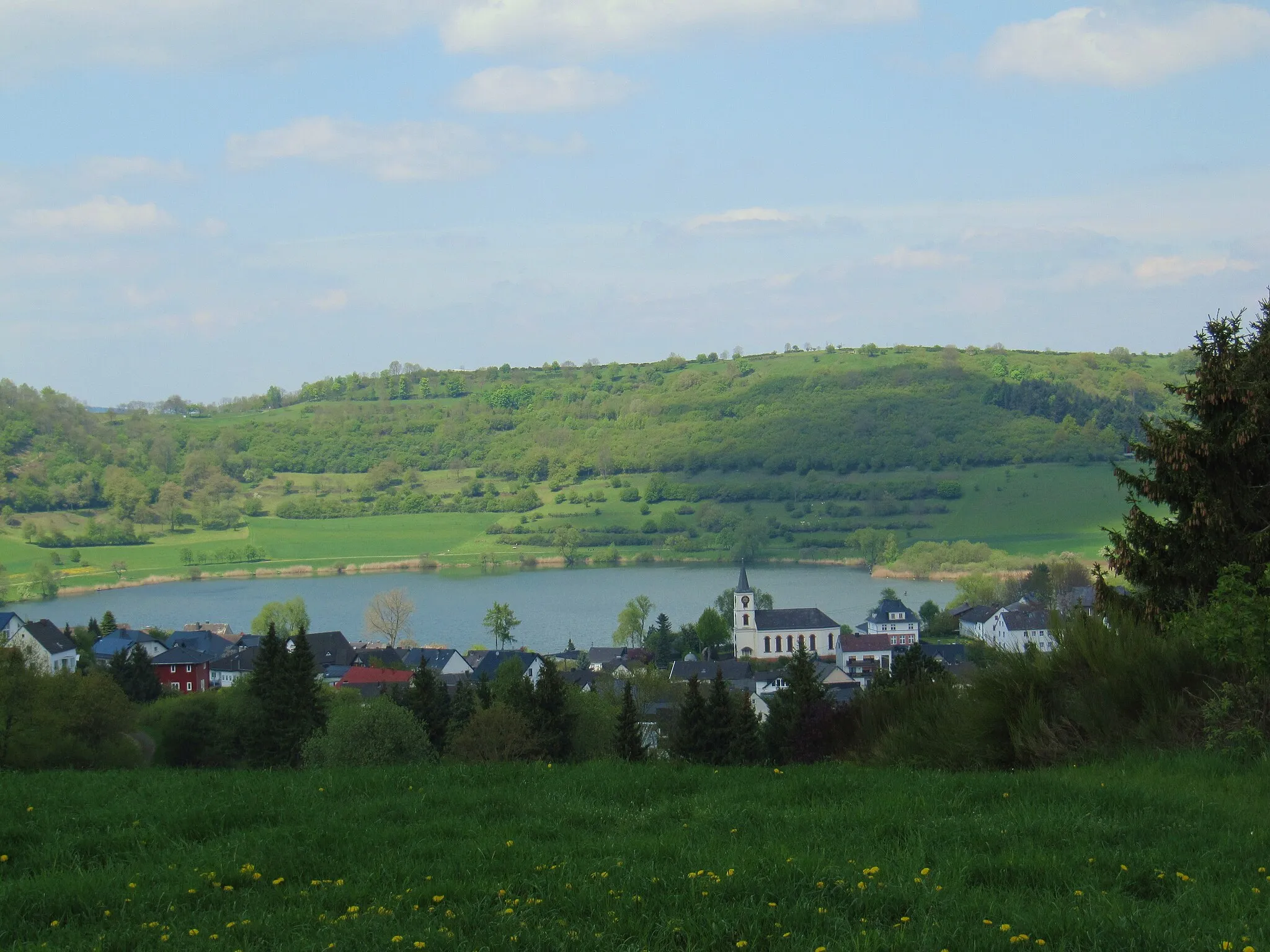 Photo showing: Imagen del lago en Schalkenmehren